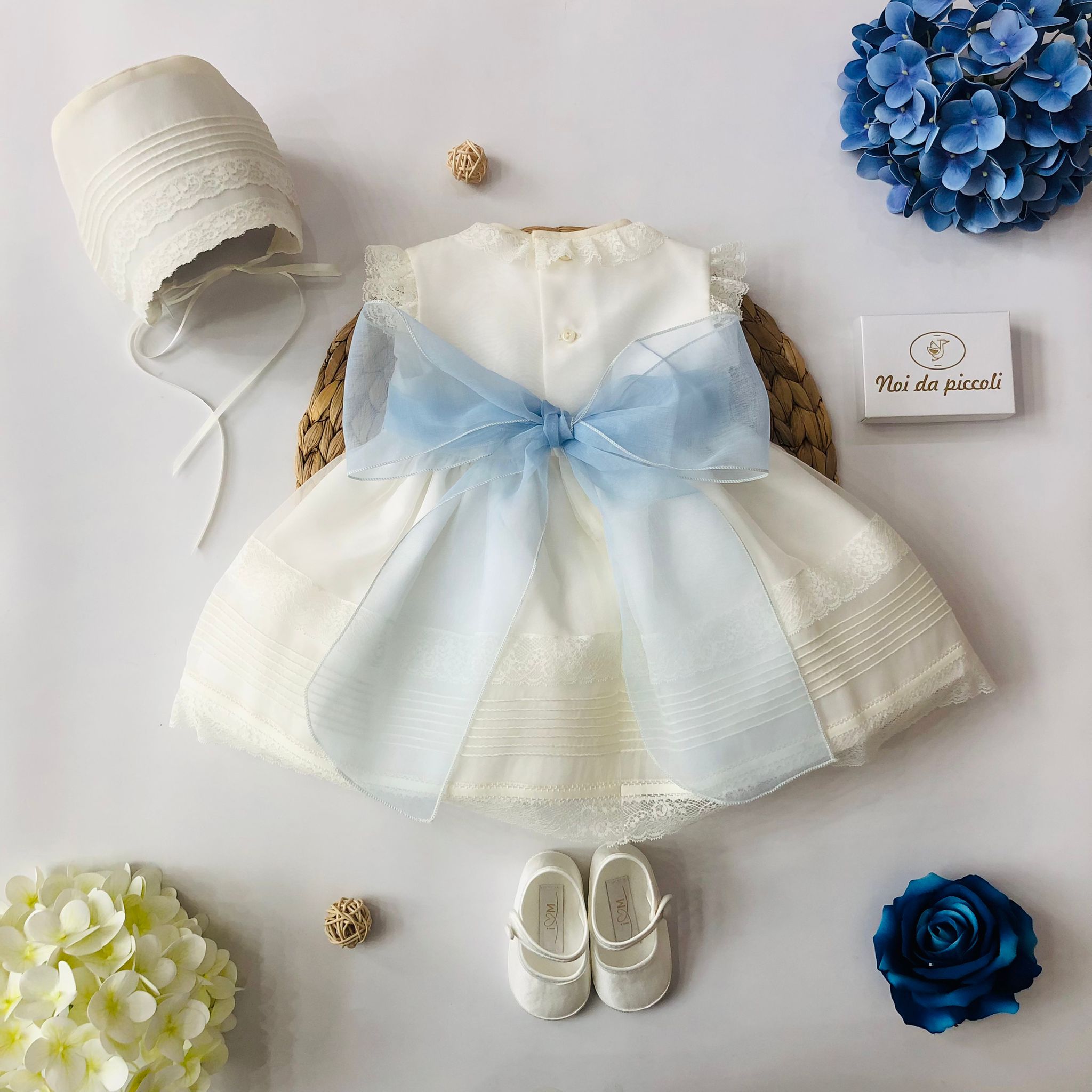 ABITINO CERIMONIALE AVORIO GIRO MANICA E FASCIA AZZURRO POLVERE - Noi da piccoli