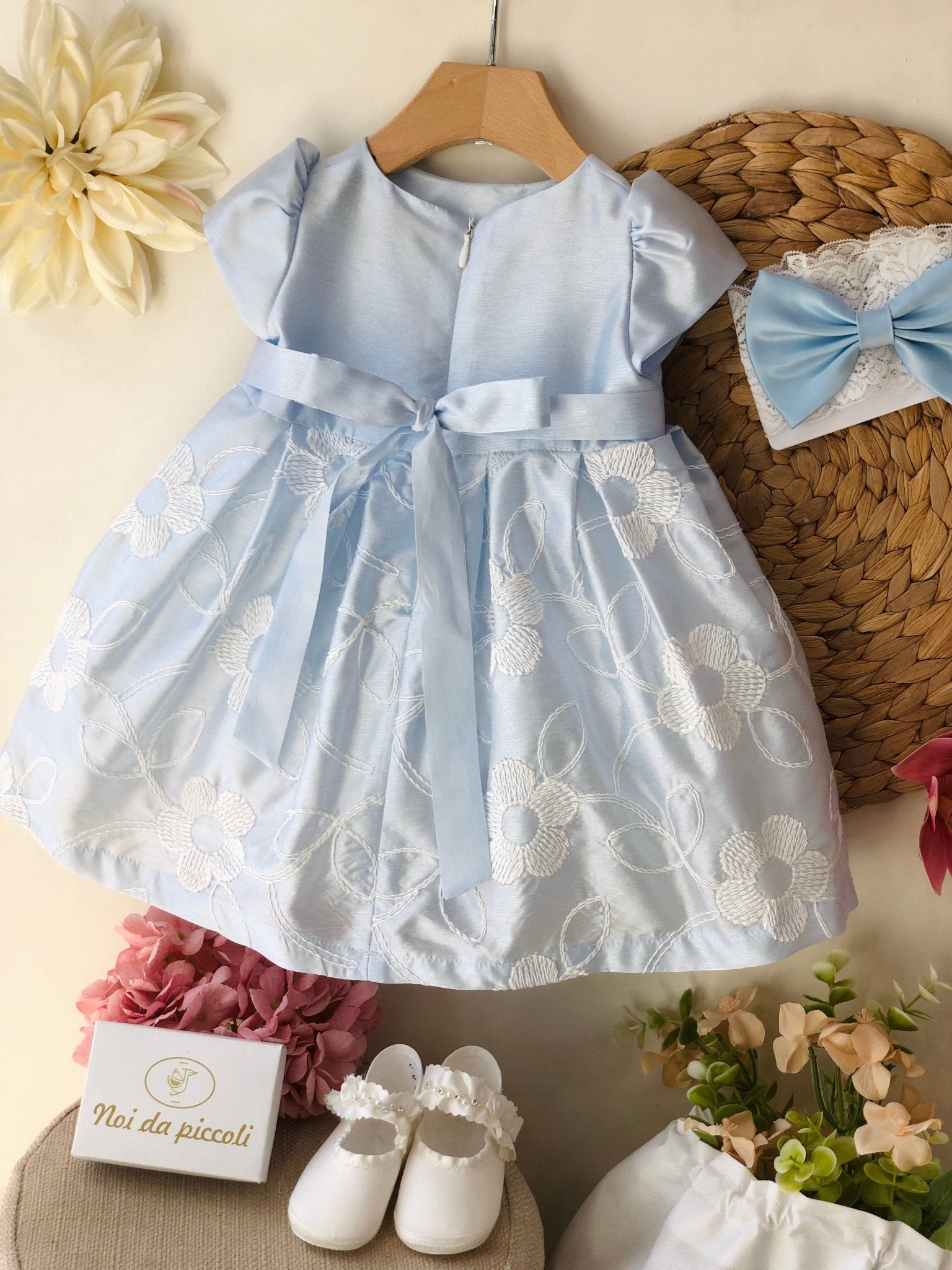 ABITINO CERIMONIALE AZZURRO CON RICAMO DI FIORI BIANCHI - Noi da piccoli