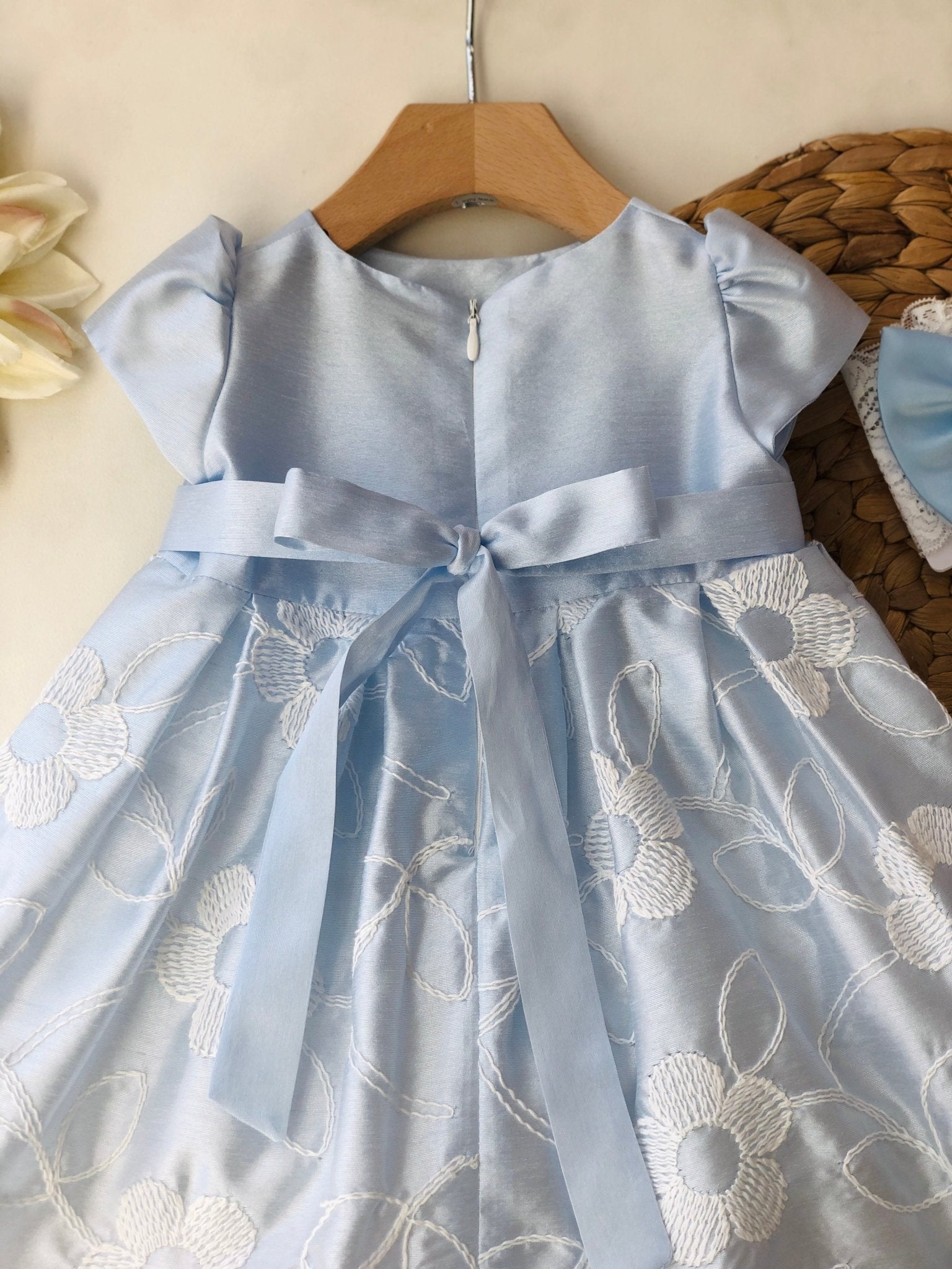 ABITINO CERIMONIALE AZZURRO CON RICAMO DI FIORI BIANCHI - Noi da piccoli