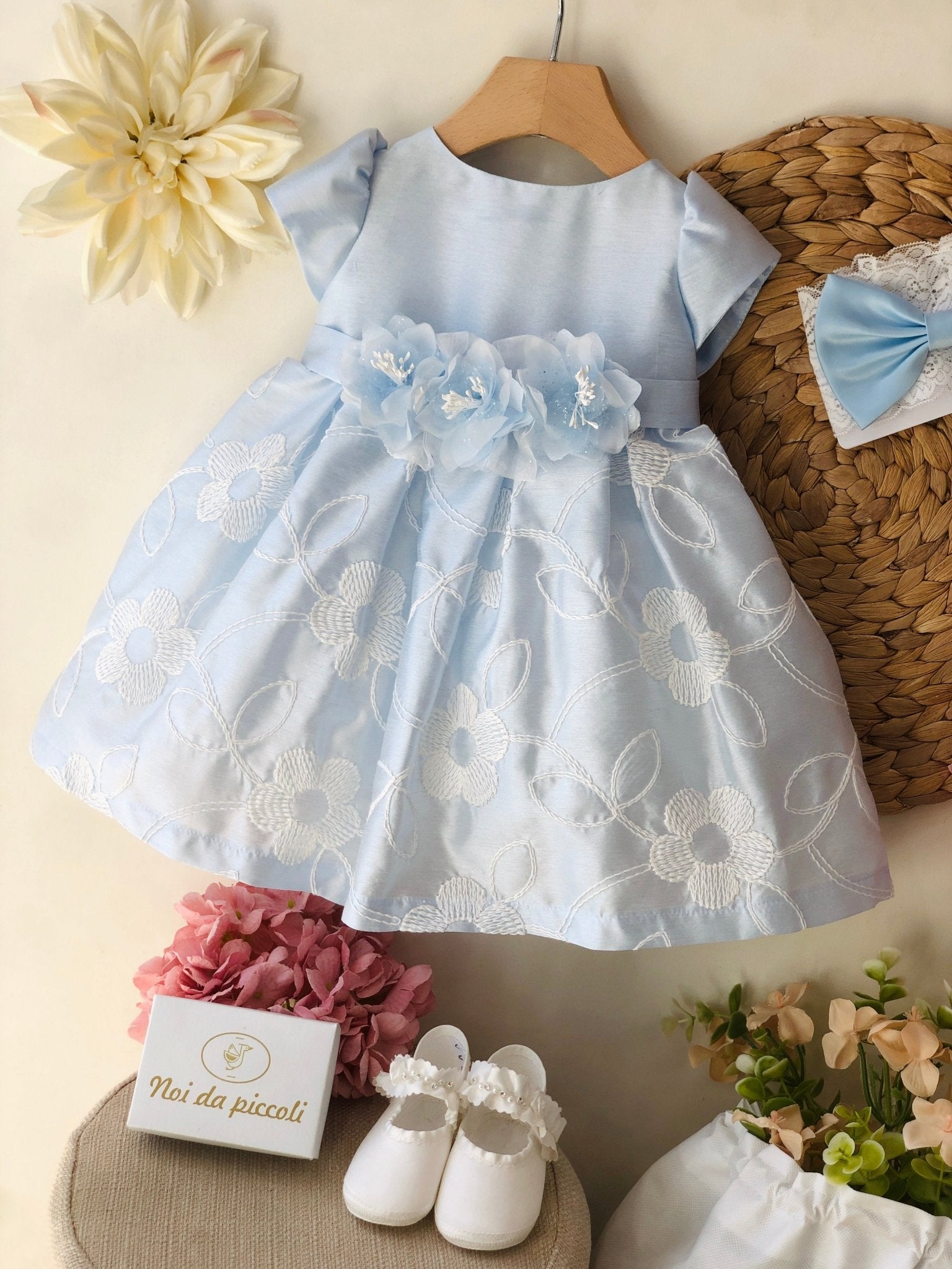 ABITINO CERIMONIALE AZZURRO CON RICAMO DI FIORI BIANCHI - Noi da piccoli