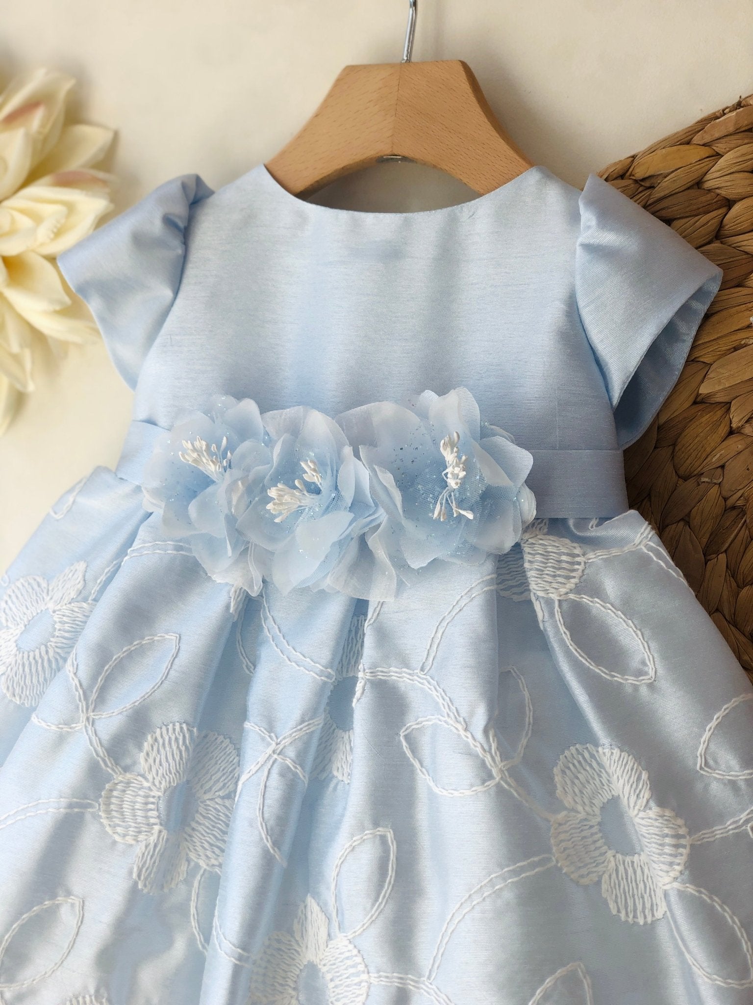 ABITINO CERIMONIALE AZZURRO CON RICAMO DI FIORI BIANCHI - Noi da piccoli