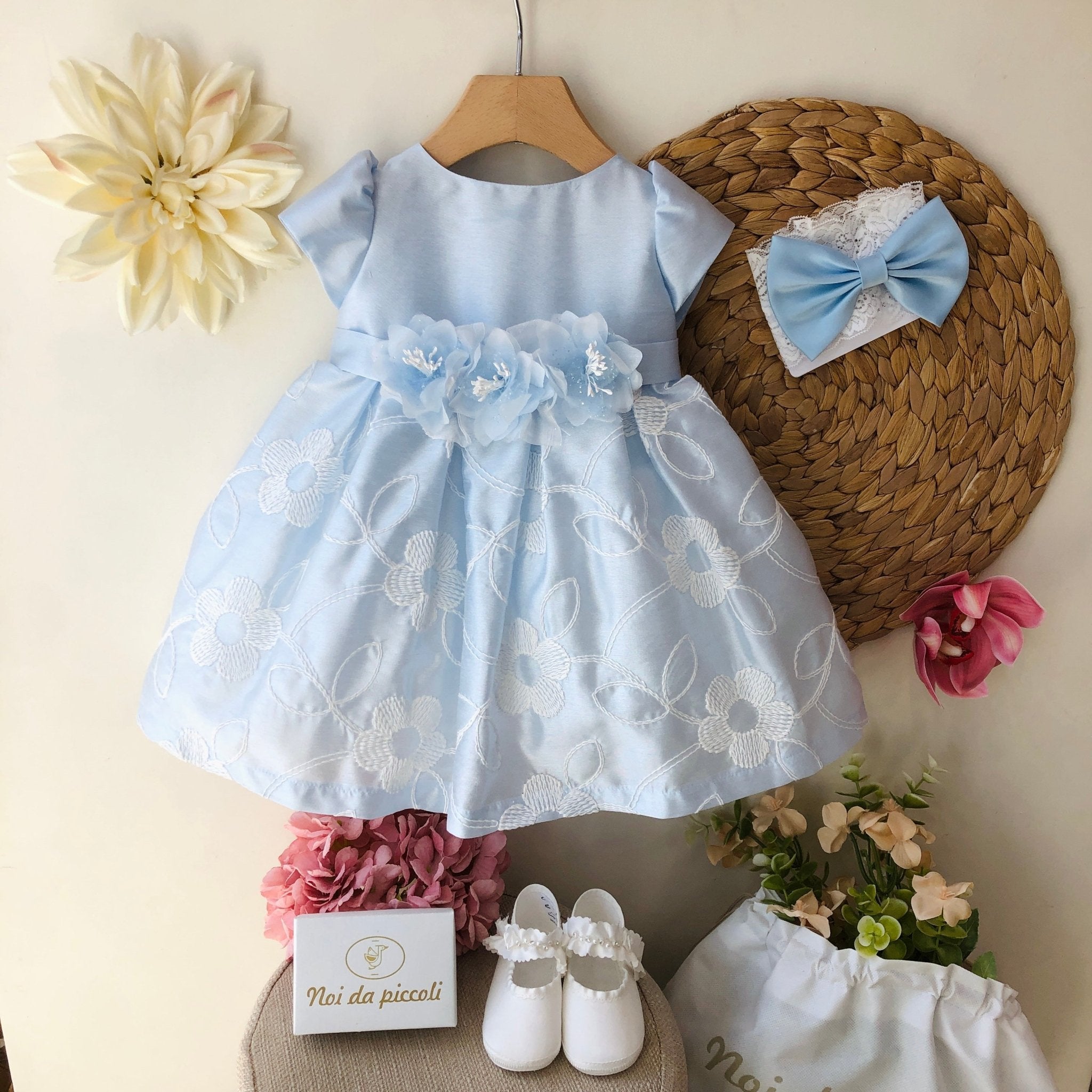 ABITINO CERIMONIALE AZZURRO CON RICAMO DI FIORI BIANCHI - Noi da piccoli