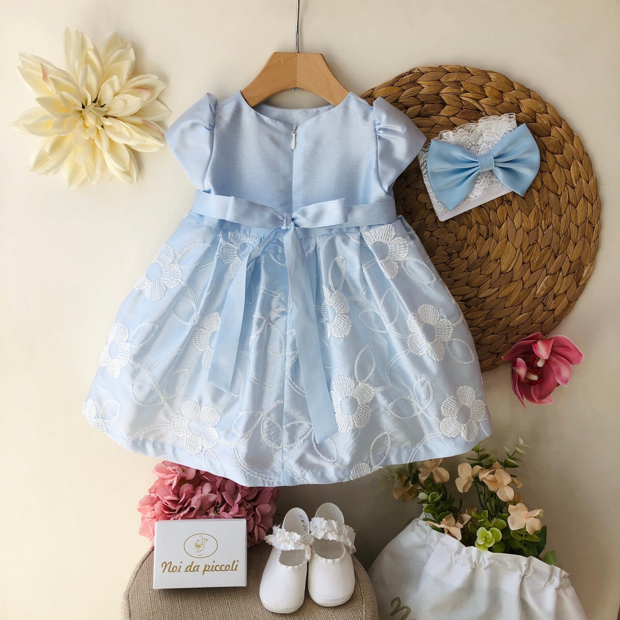 ABITINO CERIMONIALE AZZURRO CON RICAMO DI FIORI BIANCHI - Noi da piccoli