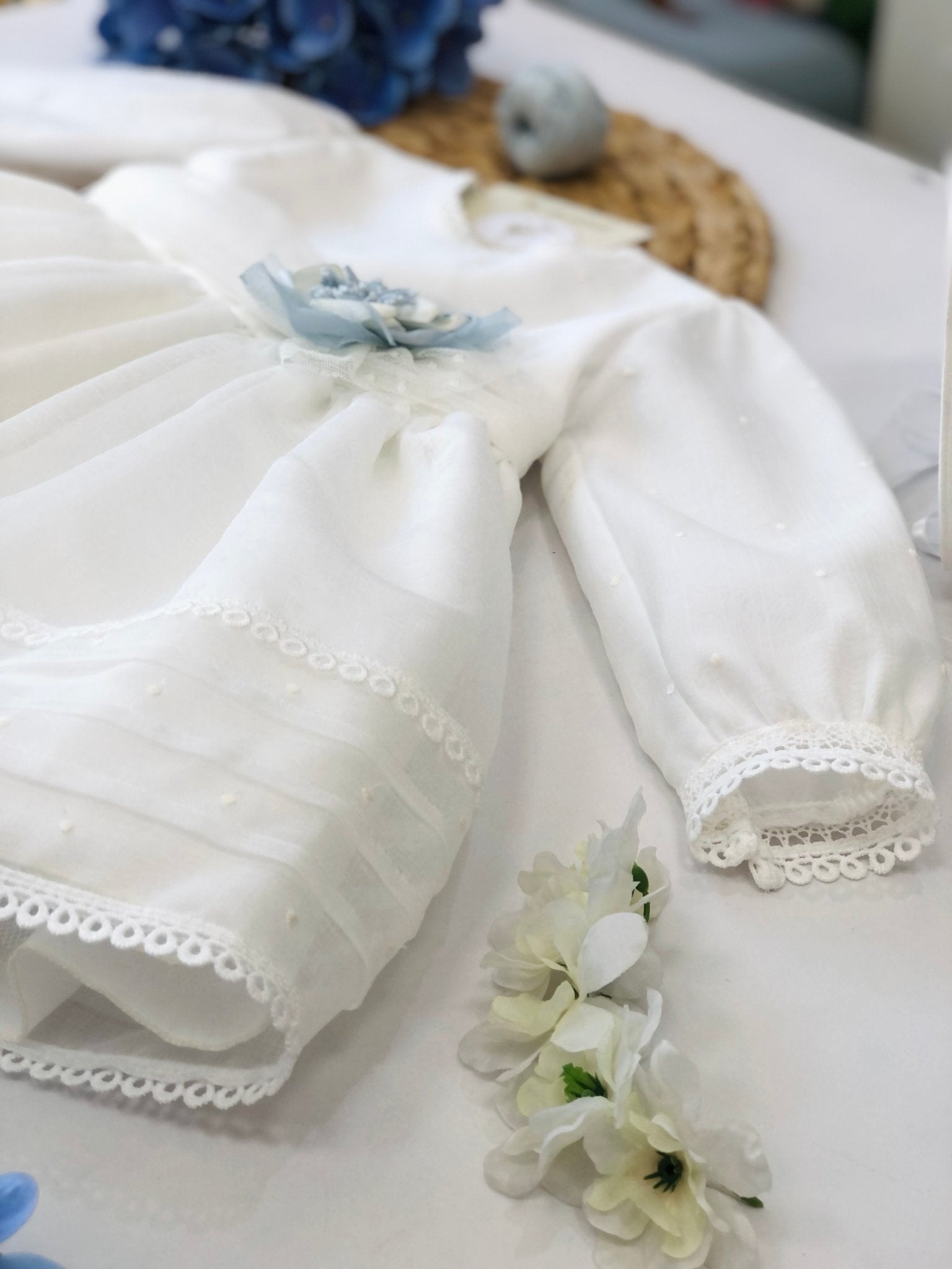 ABITINO CERIMONIALE BIANCO CON FIORE POLVERE SOPHIA - Noi da piccoli