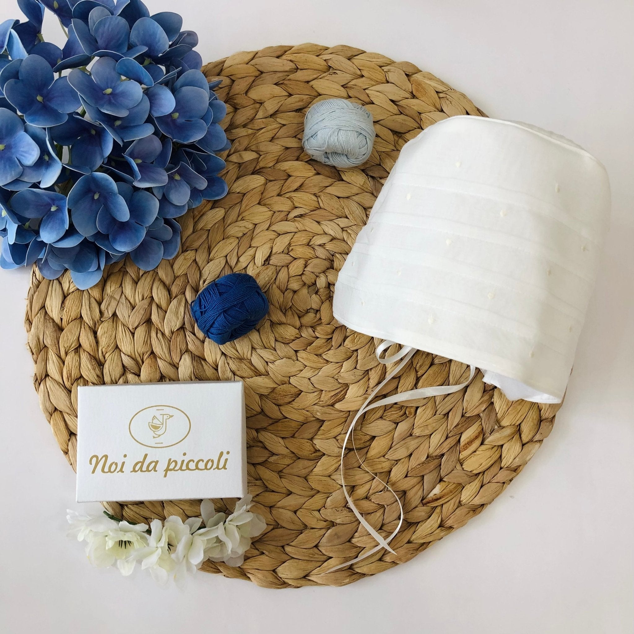 ABITINO CERIMONIALE BIANCO CON FIORE POLVERE SOPHIA - Noi da piccoli