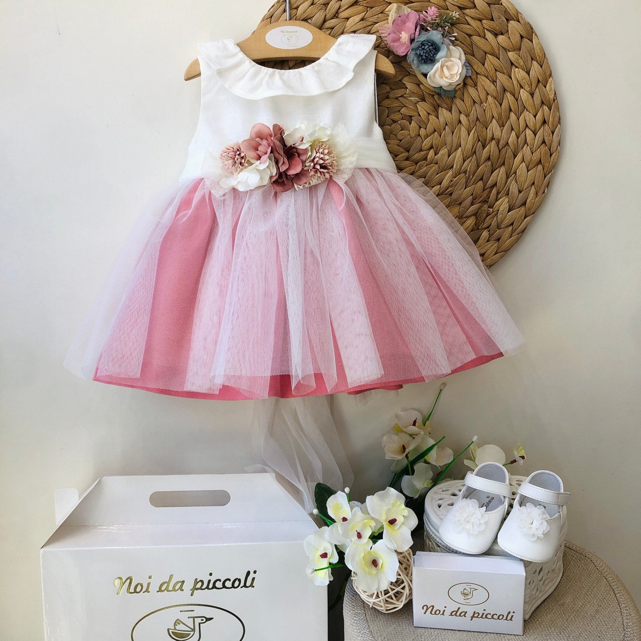 ABITINO CERIMONIALE BIANCO CON TULLE ROSA E FIORI - Noi da piccoli