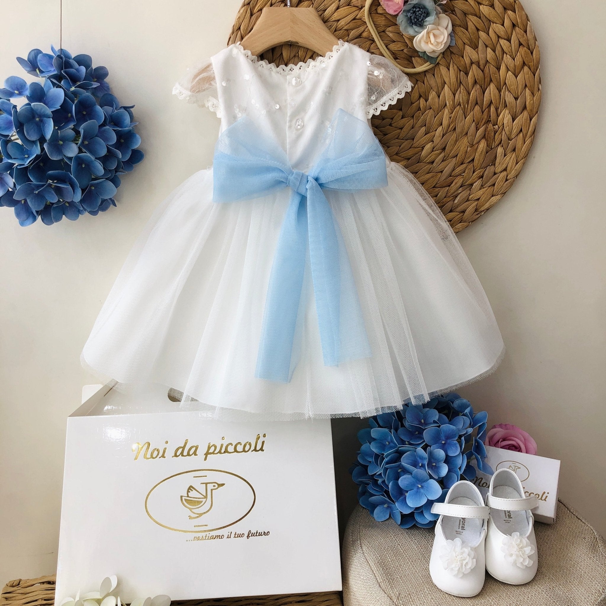 ABITINO CERIMONIALE BIANCO E FIORI AZZURRI - Noi da piccoli