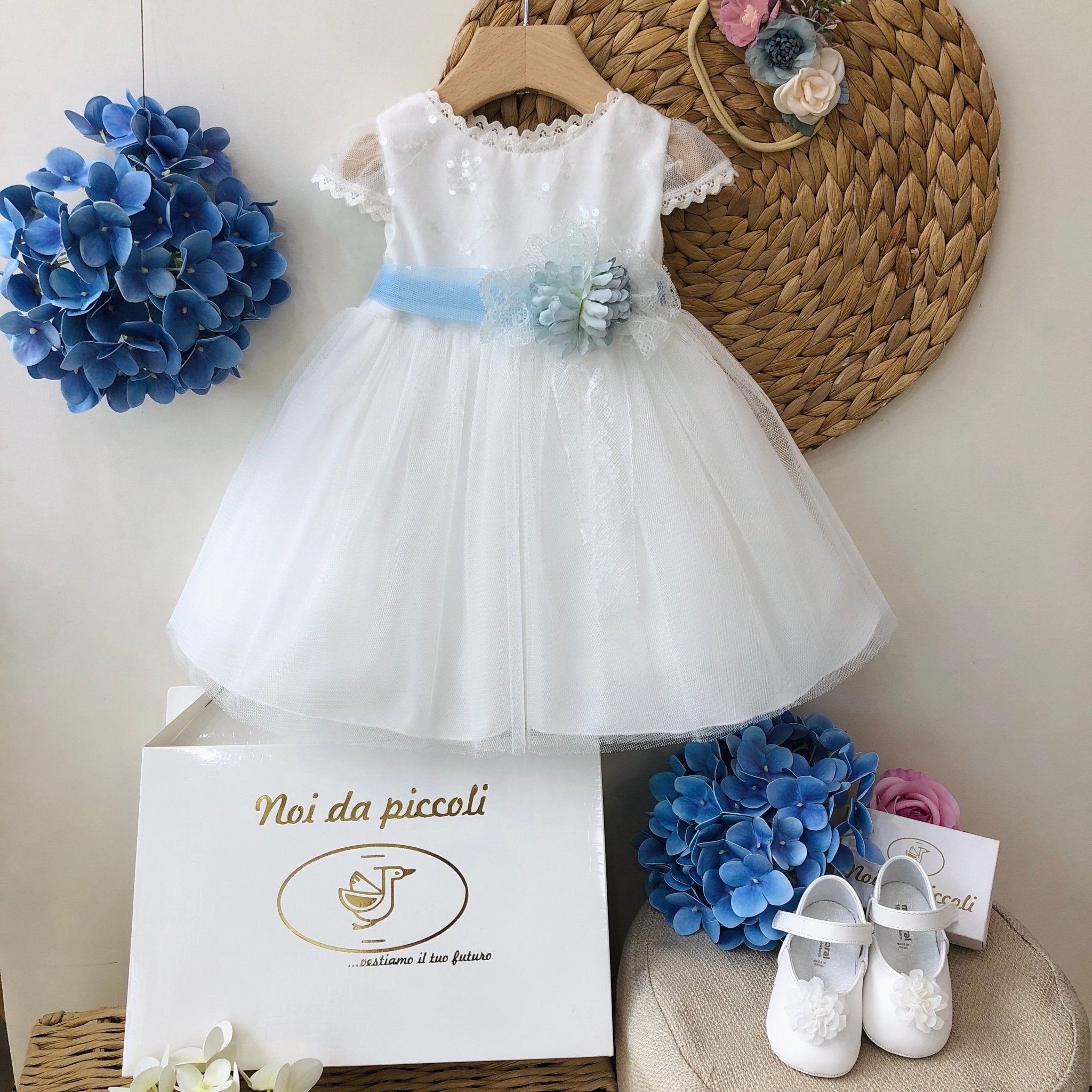 ABITINO CERIMONIALE BIANCO E FIORI AZZURRI - Noi da piccoli