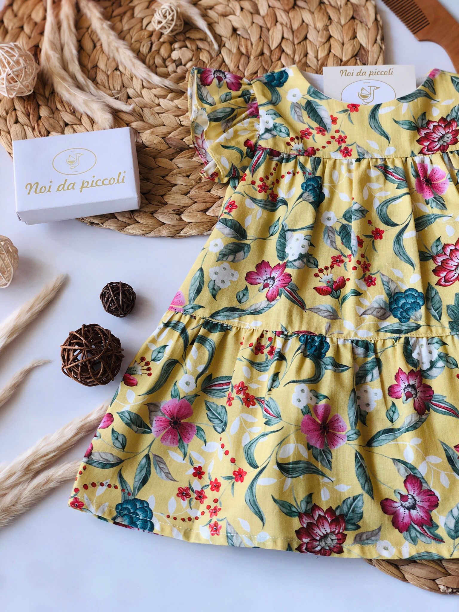 ABITINO CON FIORI FONDO GIALLO PAGLIERINO - Noi da piccoli