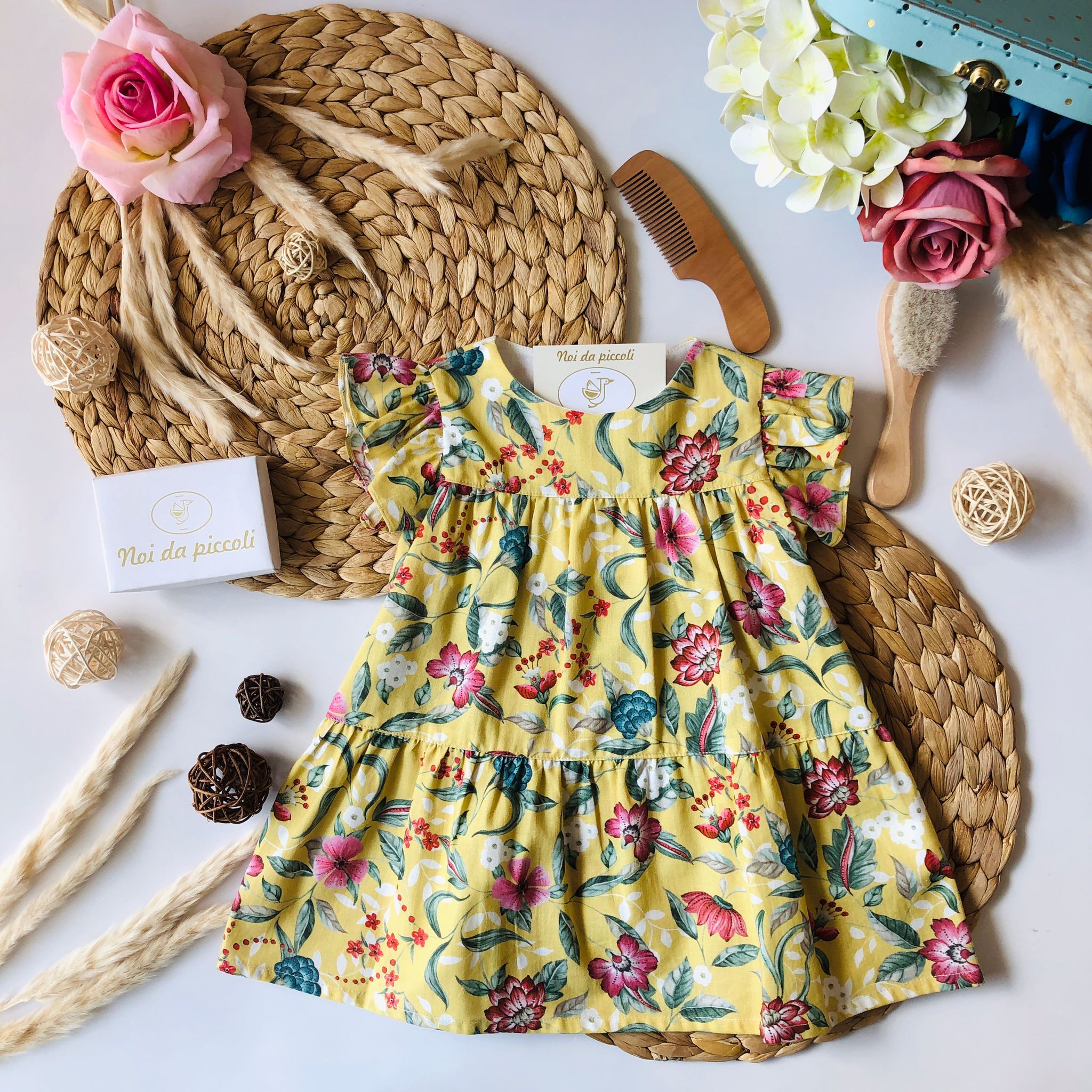 ABITINO CON FIORI FONDO GIALLO PAGLIERINO - Noi da piccoli