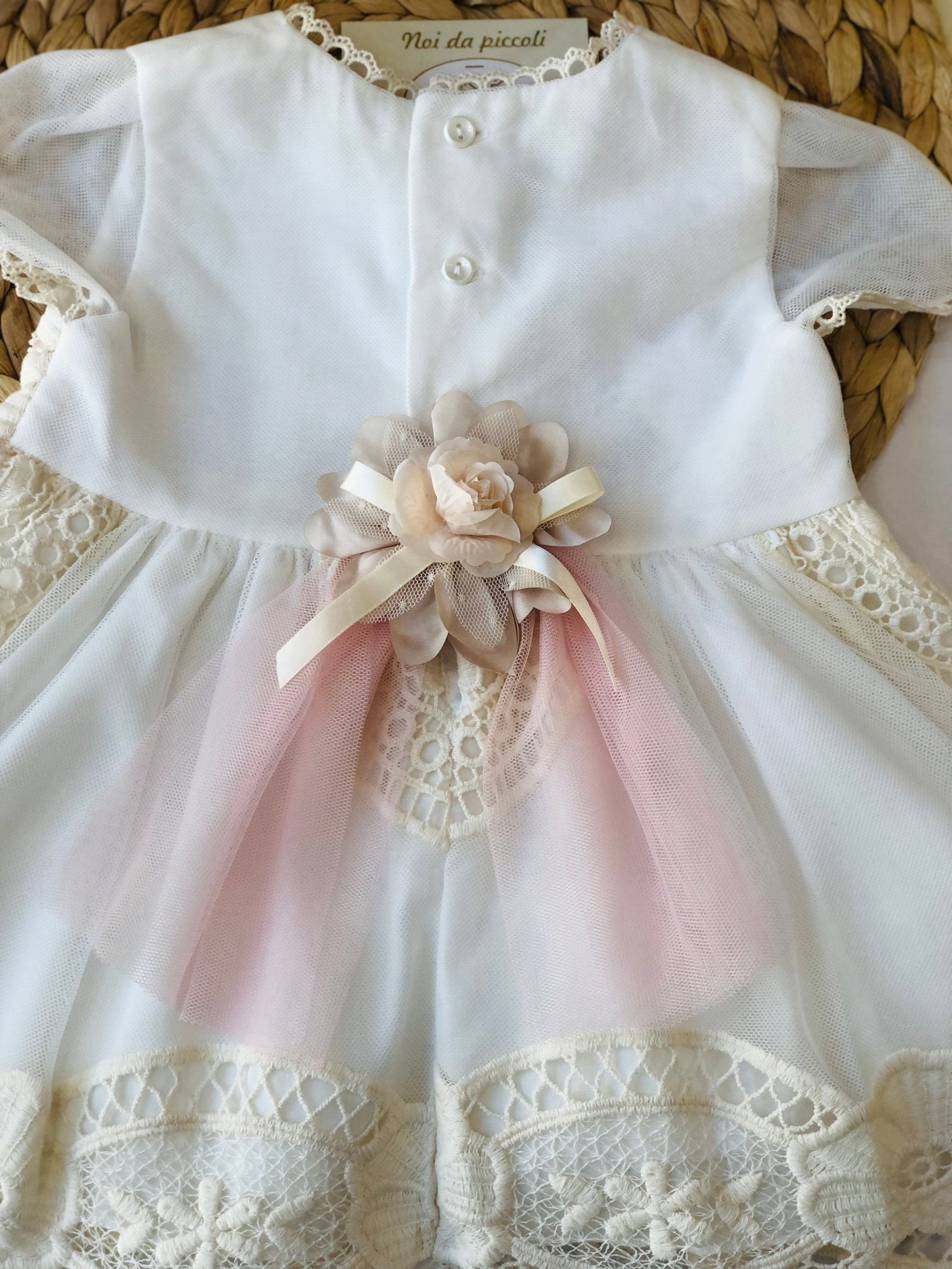 ABITINO ECRU E PIZZO ELEGANTE CON CUFFIA E DETTAGLI ROSA - Noi da piccoli