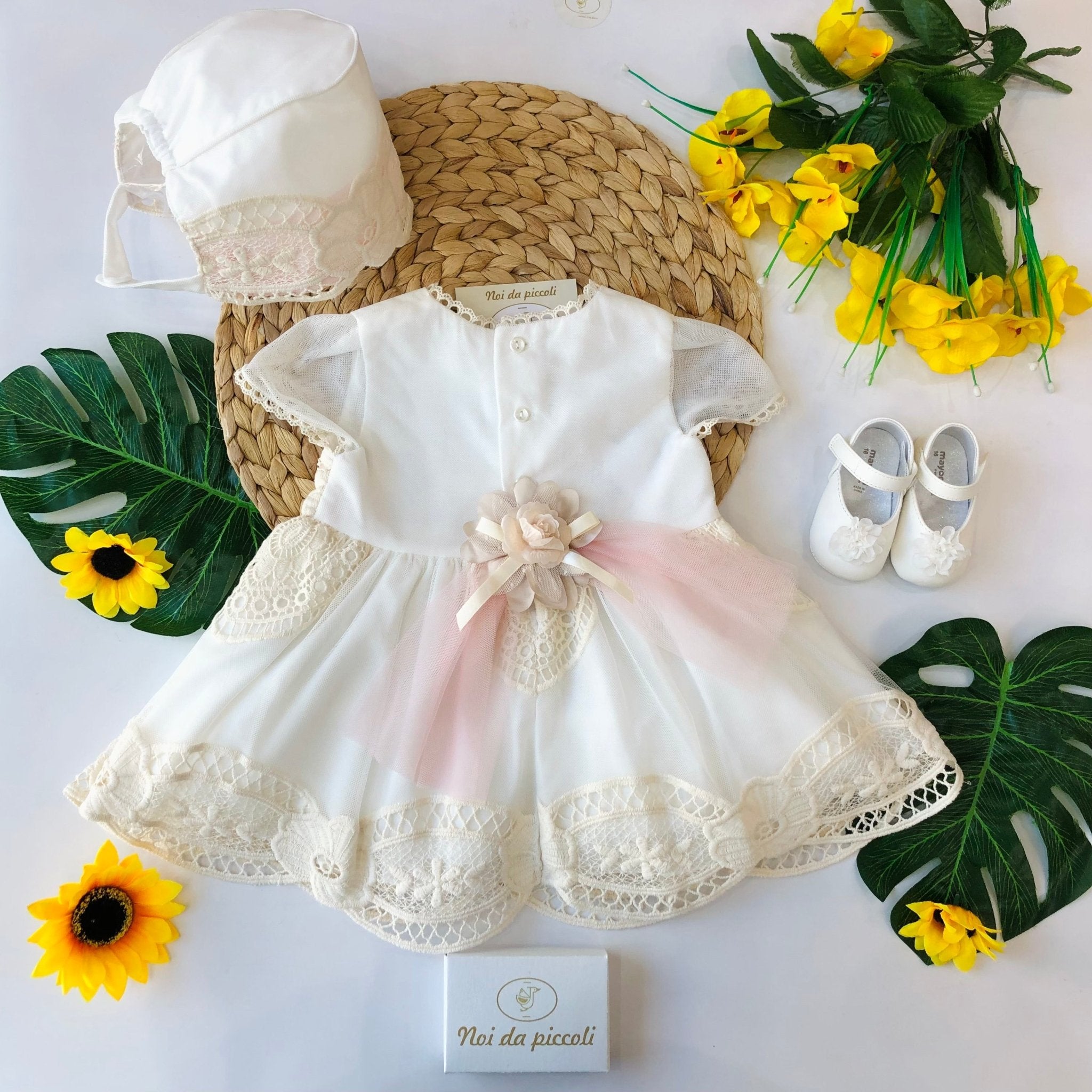 ABITINO ECRU E PIZZO ELEGANTE CON CUFFIA E DETTAGLI ROSA - Noi da piccoli