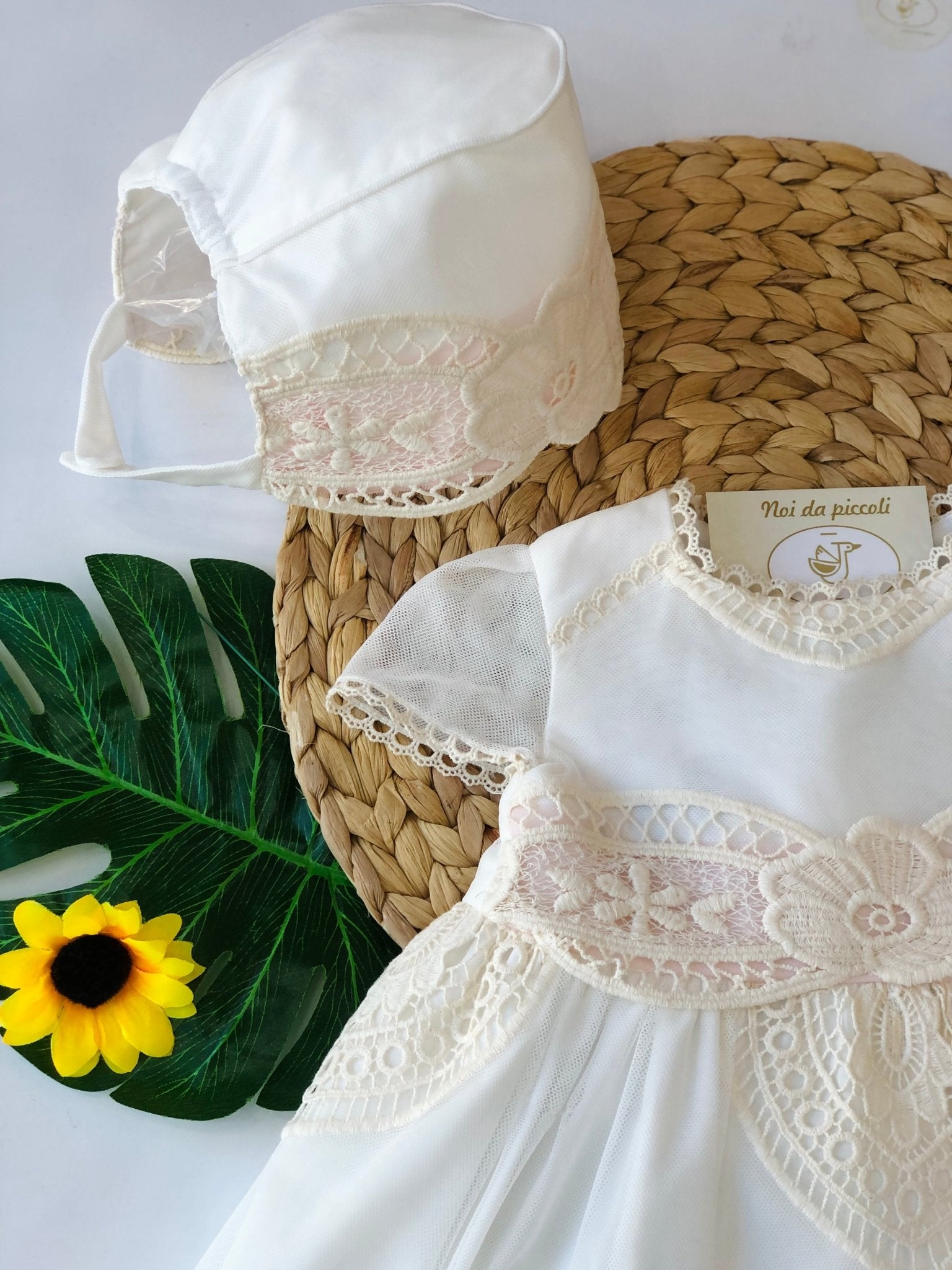 ABITINO ECRU E PIZZO ELEGANTE CON CUFFIA E DETTAGLI ROSA - Noi da piccoli