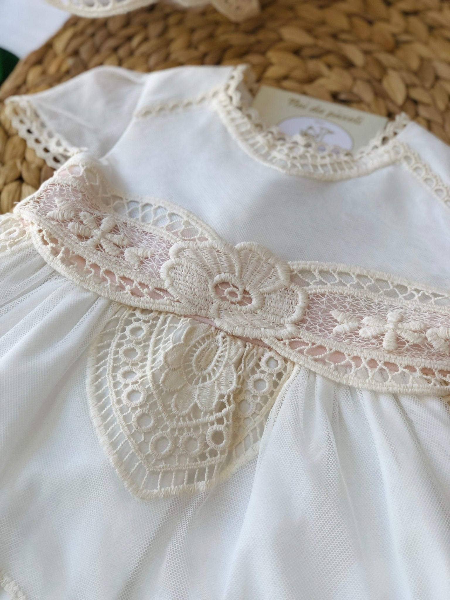 ABITINO ECRU E PIZZO ELEGANTE CON CUFFIA E DETTAGLI ROSA - Noi da piccoli