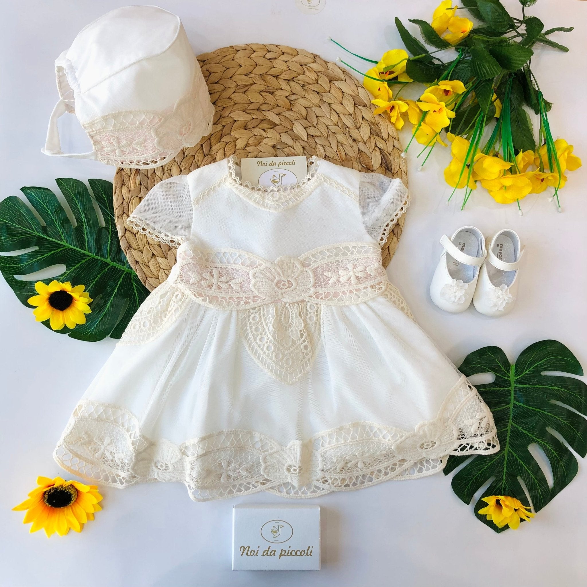 ABITINO ECRU E PIZZO ELEGANTE CON CUFFIA E DETTAGLI ROSA - Noi da piccoli