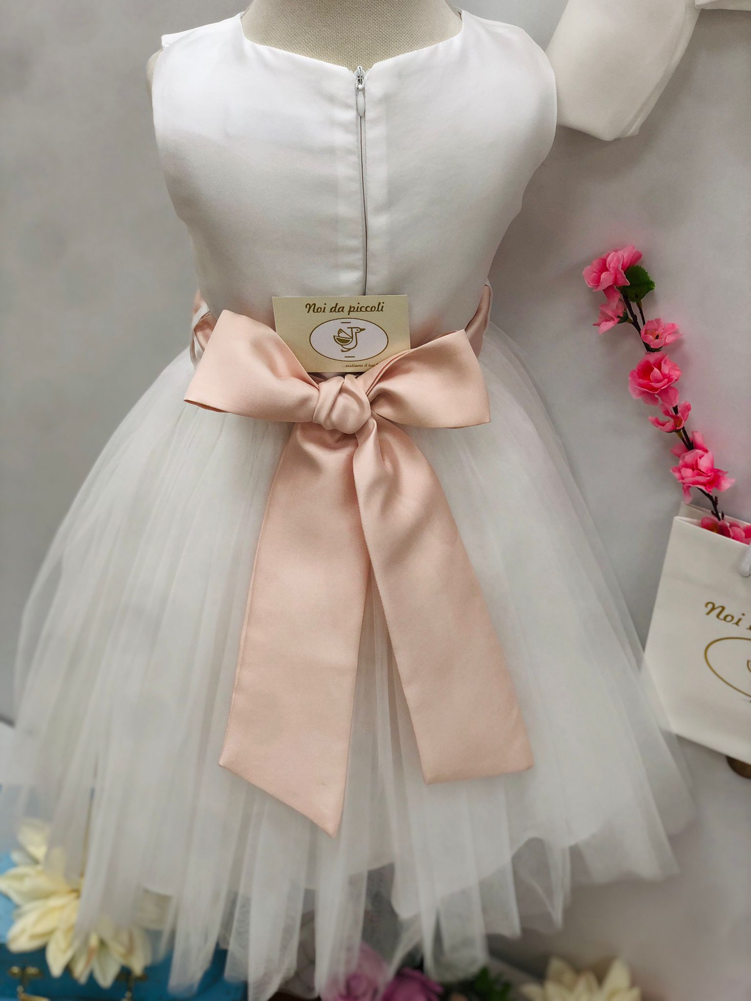 ROBE BLANCHE ÉLÉGANTE AVEC UNE BANDE REMPLIE DE ROSES