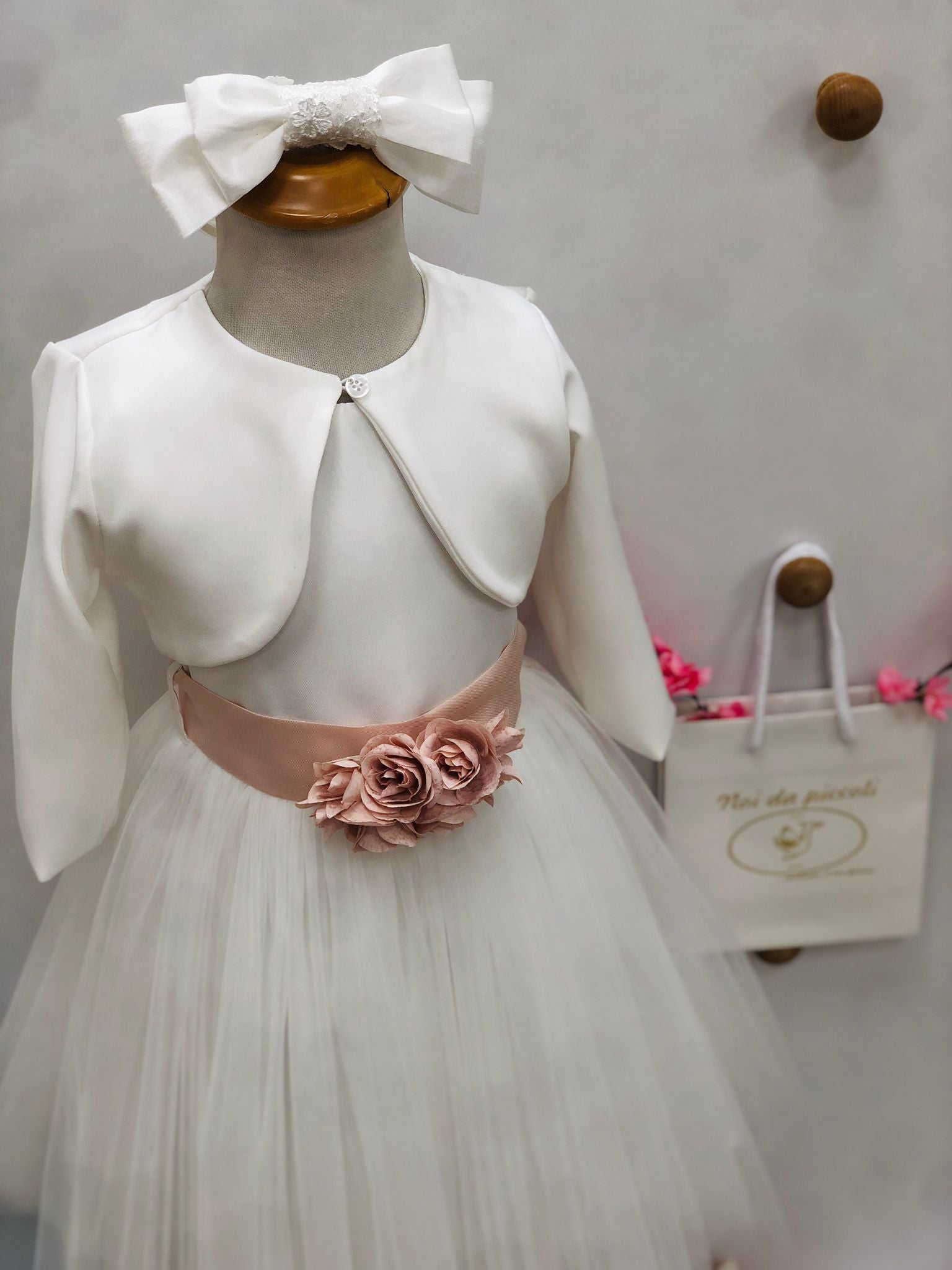 ELEGANT WHITE DRESS WITH HEADBAND FULL OF ROSES