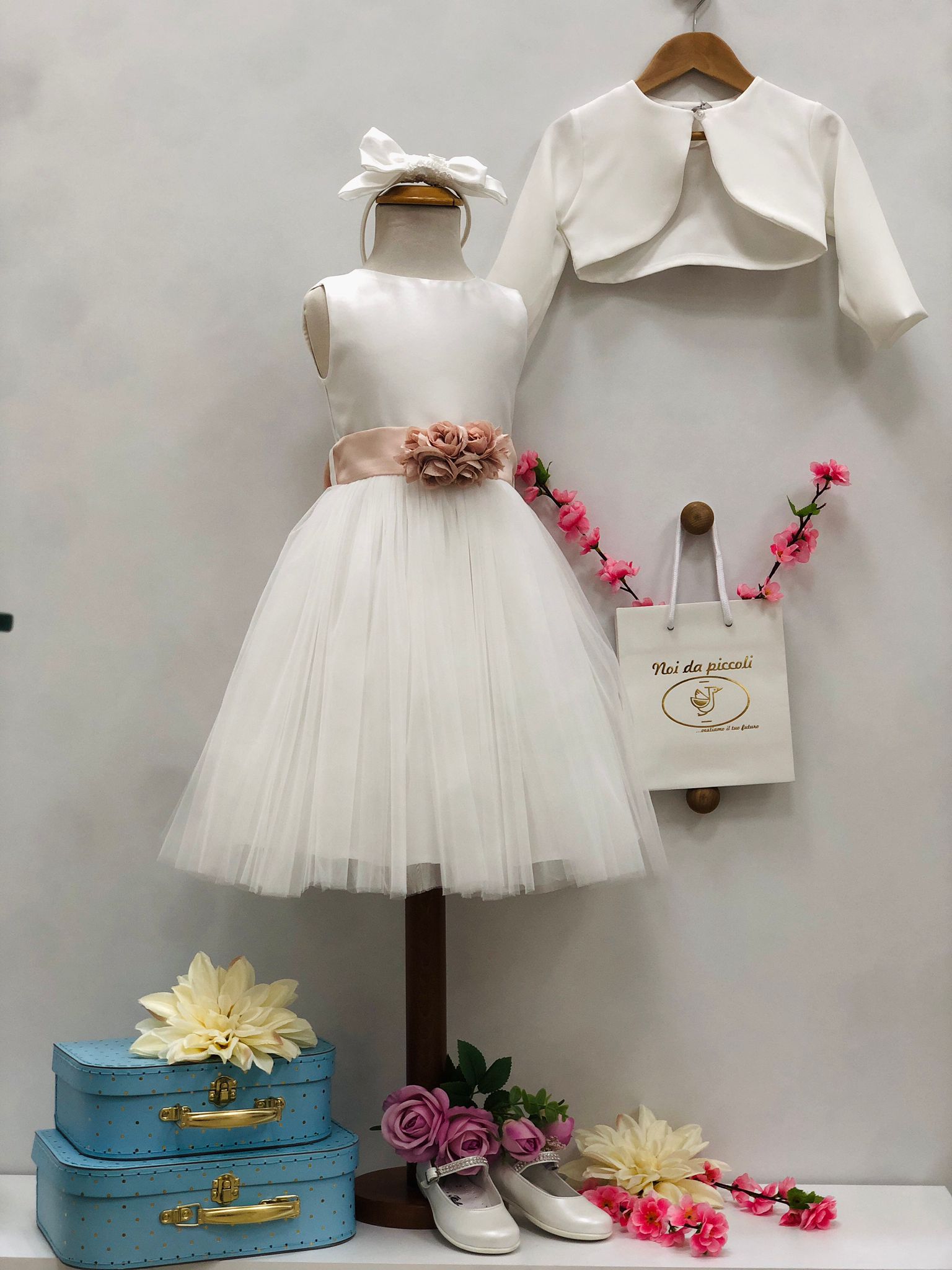 ROBE BLANCHE ÉLÉGANTE AVEC UNE BANDE REMPLIE DE ROSES