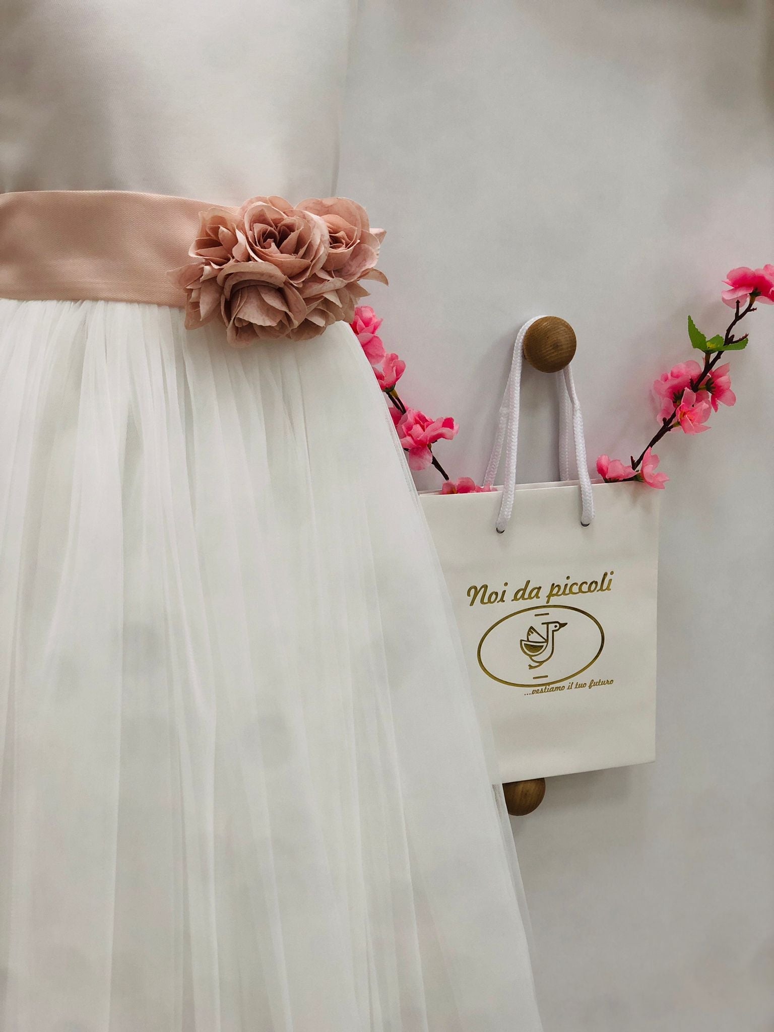 ELEGANT WHITE DRESS WITH HEADBAND FULL OF ROSES
