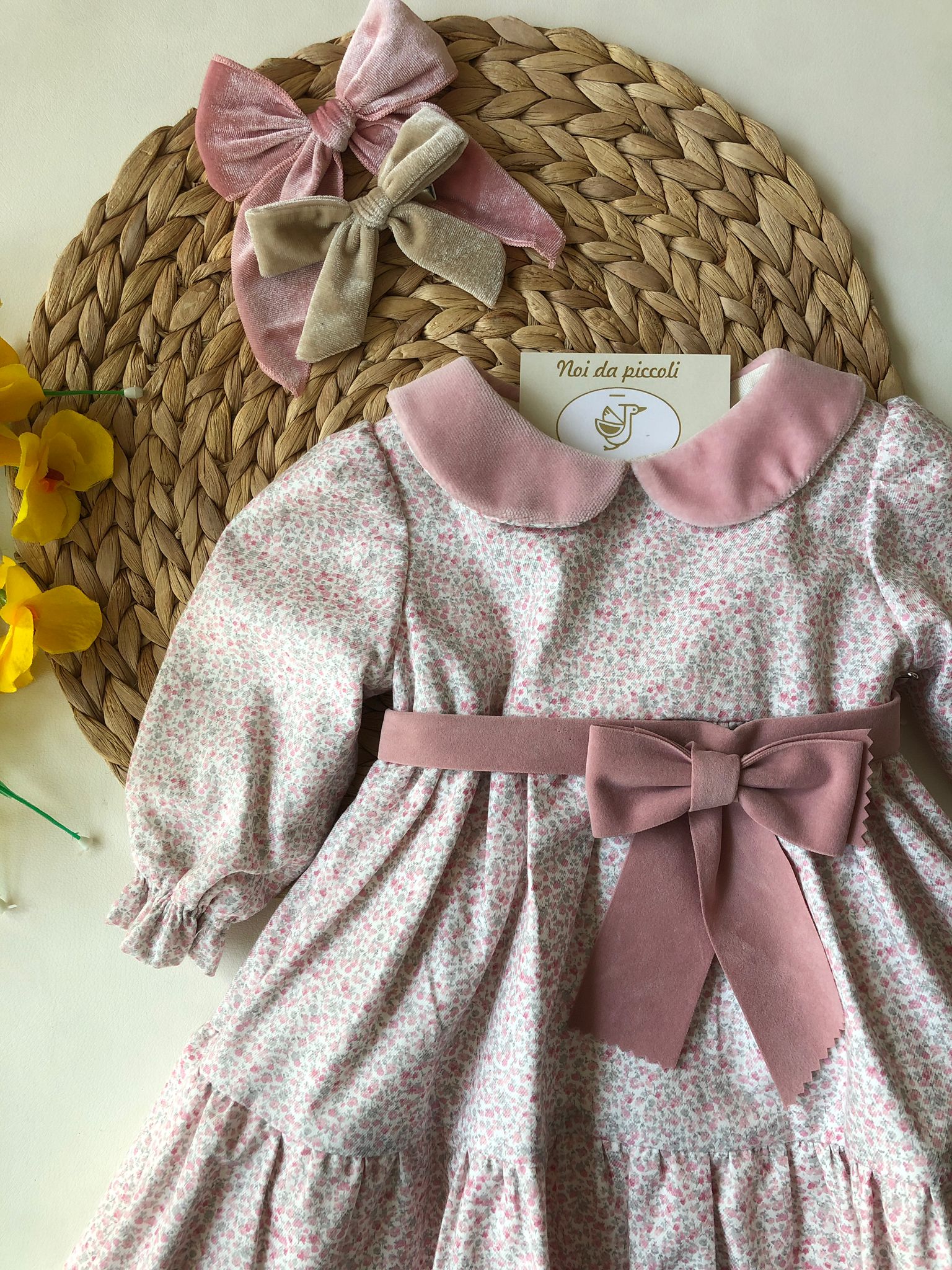 ABITINO FIORELLINI ROSA DELICATO CON FIOCCO VELLUTO - Noi da piccoli