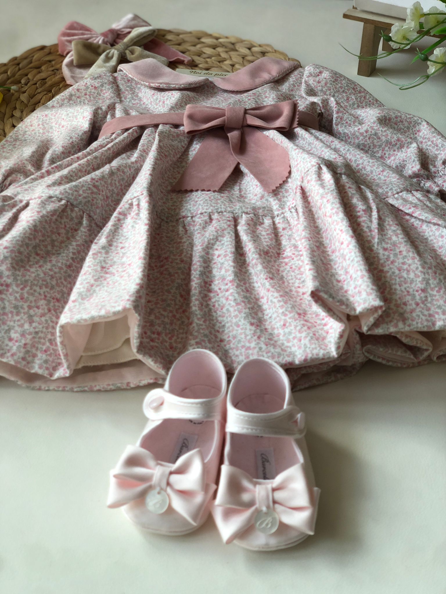 ABITINO FIORELLINI ROSA DELICATO CON FIOCCO VELLUTO - Noi da piccoli