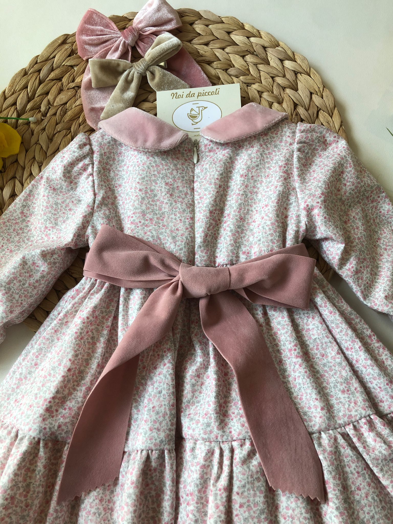 ABITINO FIORELLINI ROSA DELICATO CON FIOCCO VELLUTO - Noi da piccoli