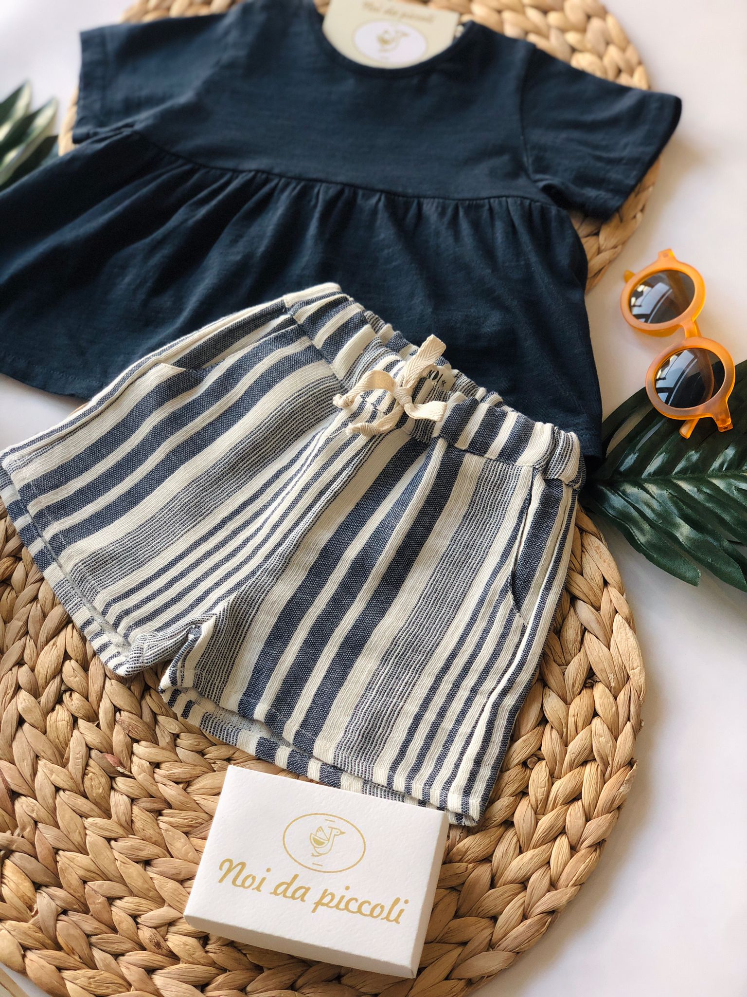 BLUSA BLU CON PANTALONCINO IN COTONE ORGANICO - Noi da piccoli