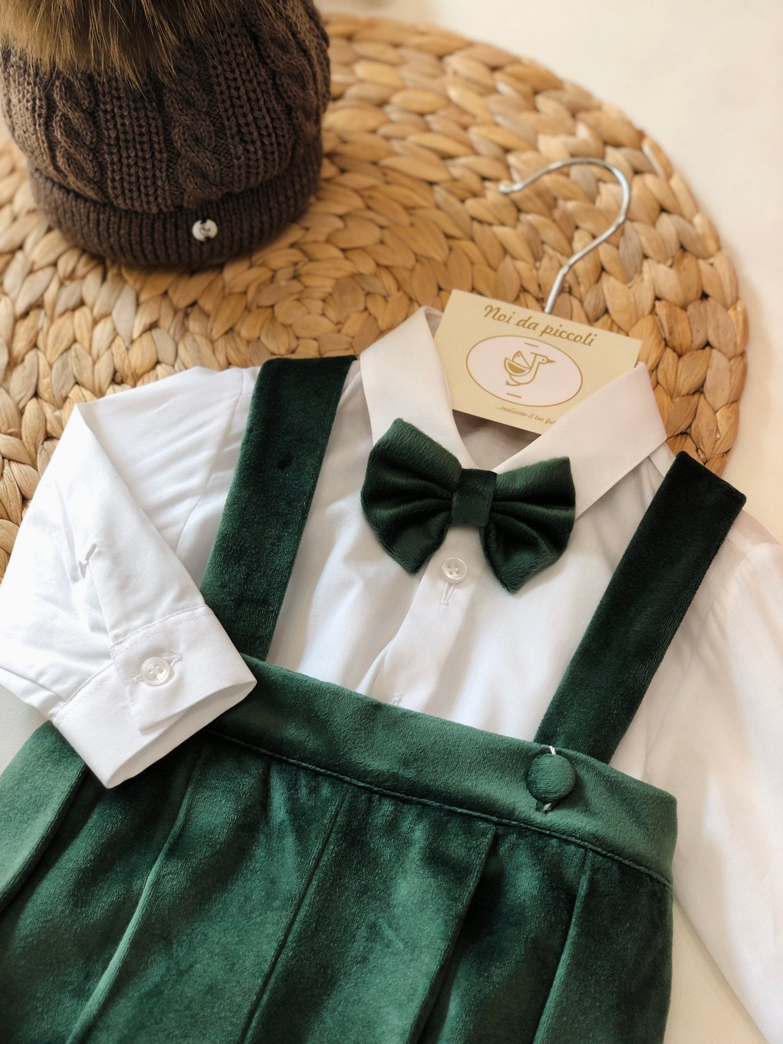 CAMICINA BIANCA CON SALOPETTE CORTA E PAPILLON IN VELLUTO VERDE - Noi da piccoli