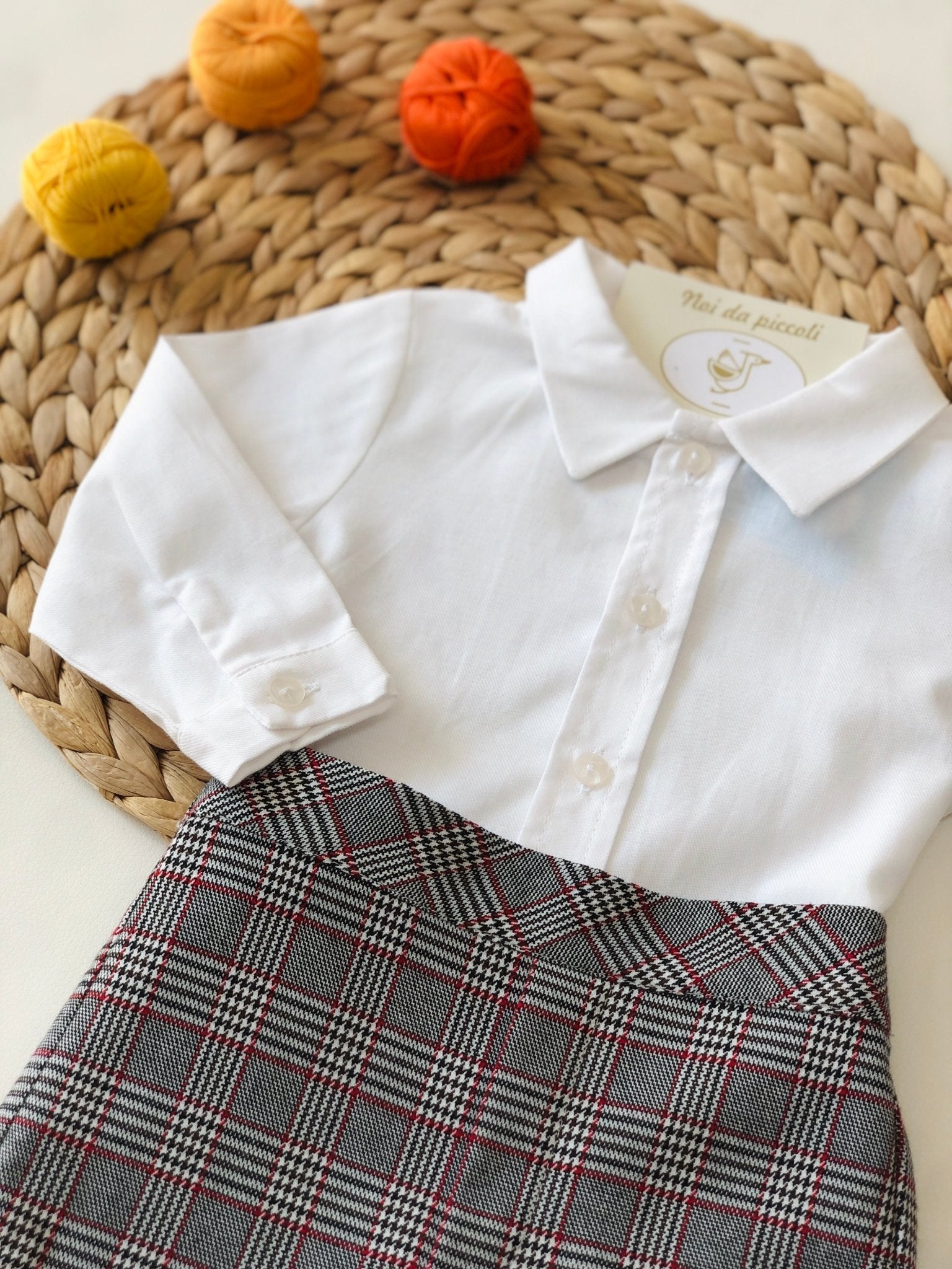 CAMICINA BIANCA CON SHORTS QUADRI GREY AND RED - Noi da piccoli