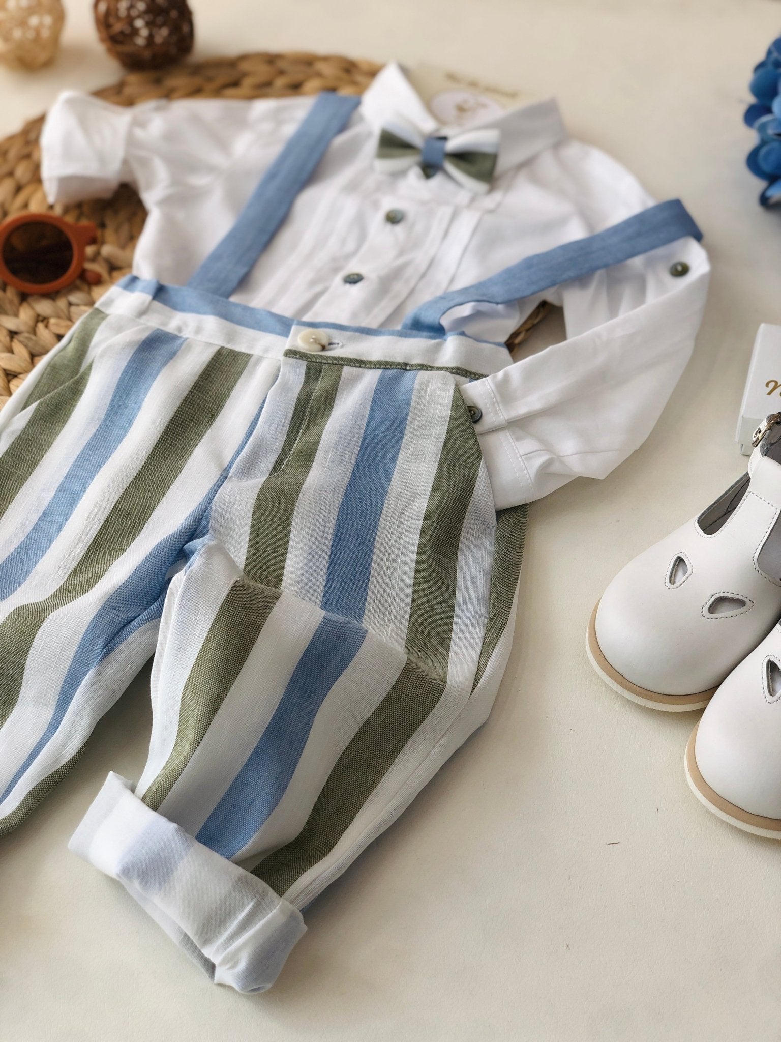 CAMICINA CON SALOPETTE E PAPILLON RIGHE SUGAR E VERDE - Noi da piccoli