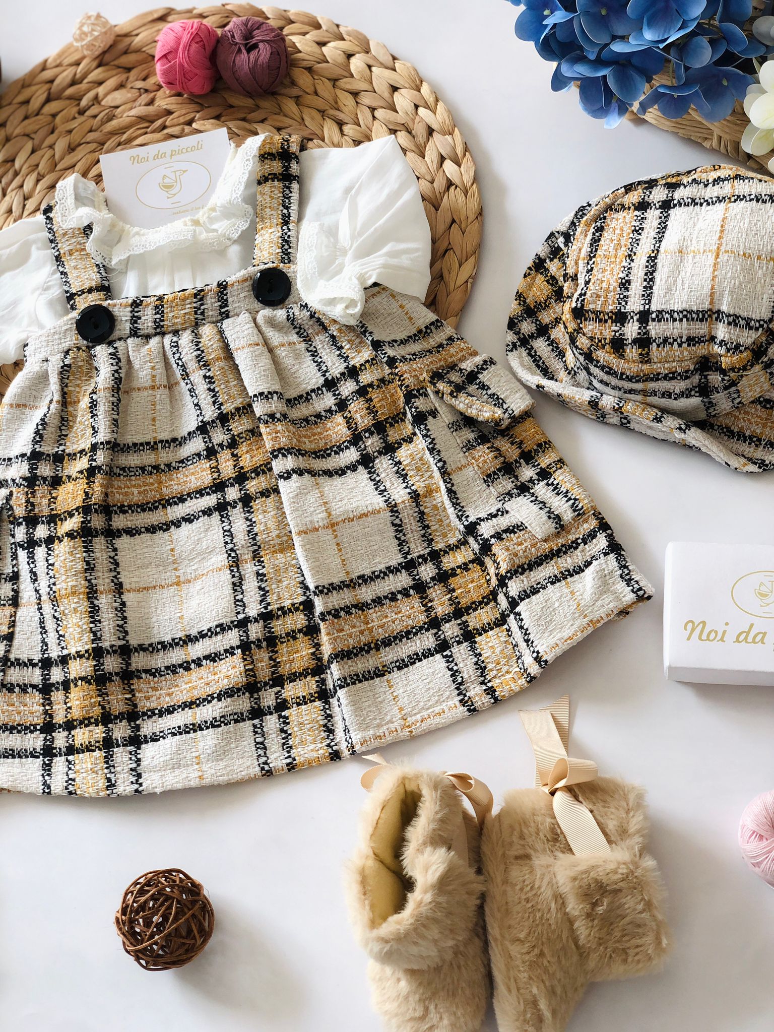 CAMICINA CON VESTINA SALOPETTE E CAPPELLINO - Noi da piccoli