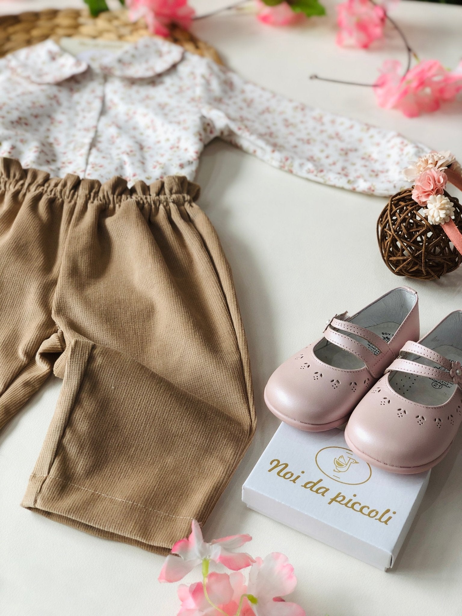 CAMICINA FIORI CON PANTALONE VELLUTINO BEIGE - Noi da piccoli