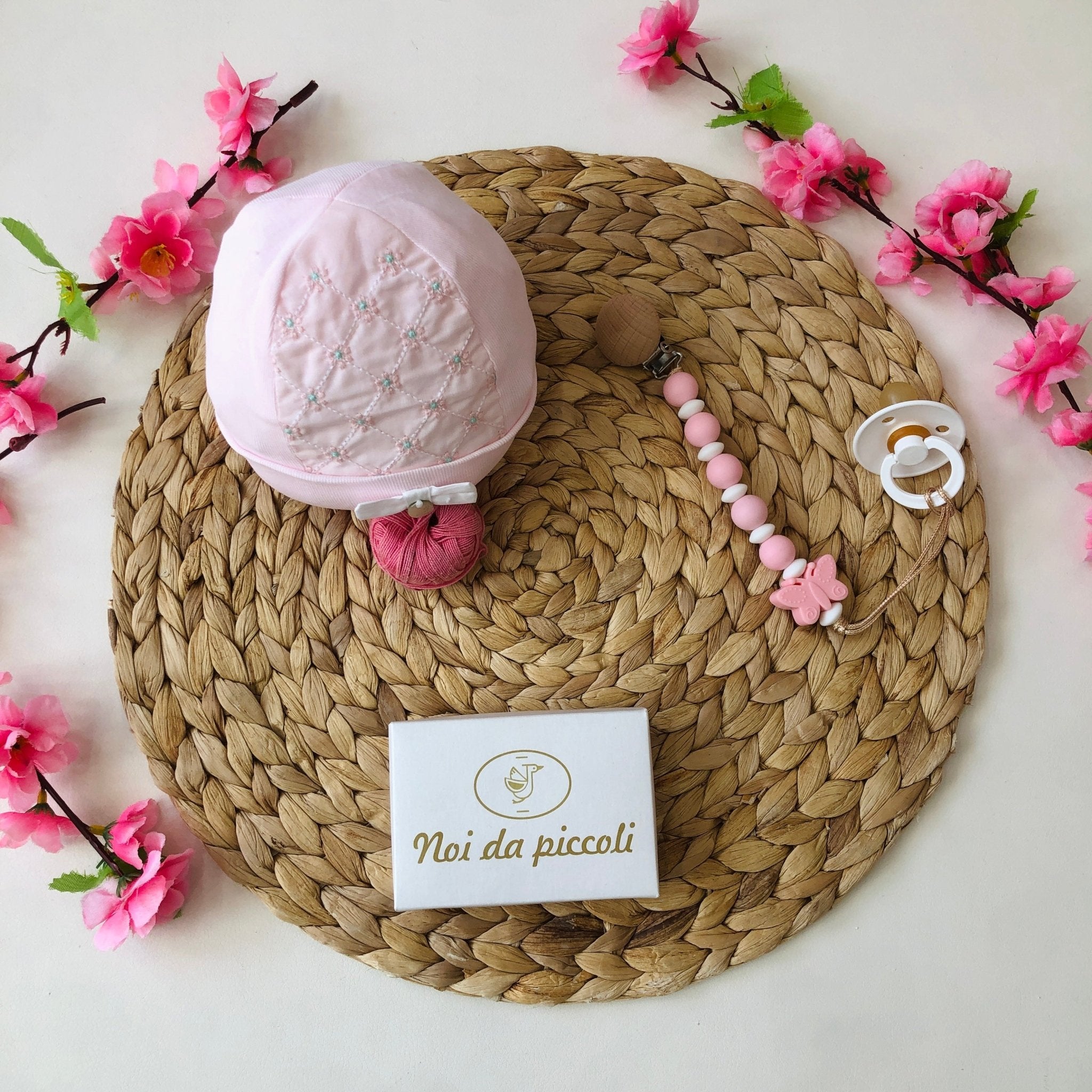 CAPPELLINO COTONE ROSA CON MAGHERITINE ROSA E MENTA - Noi da piccoli