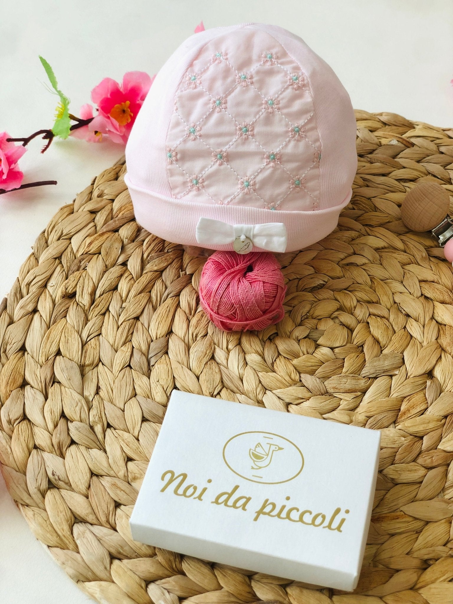 CAPPELLINO COTONE ROSA CON MAGHERITINE ROSA E MENTA - Noi da piccoli