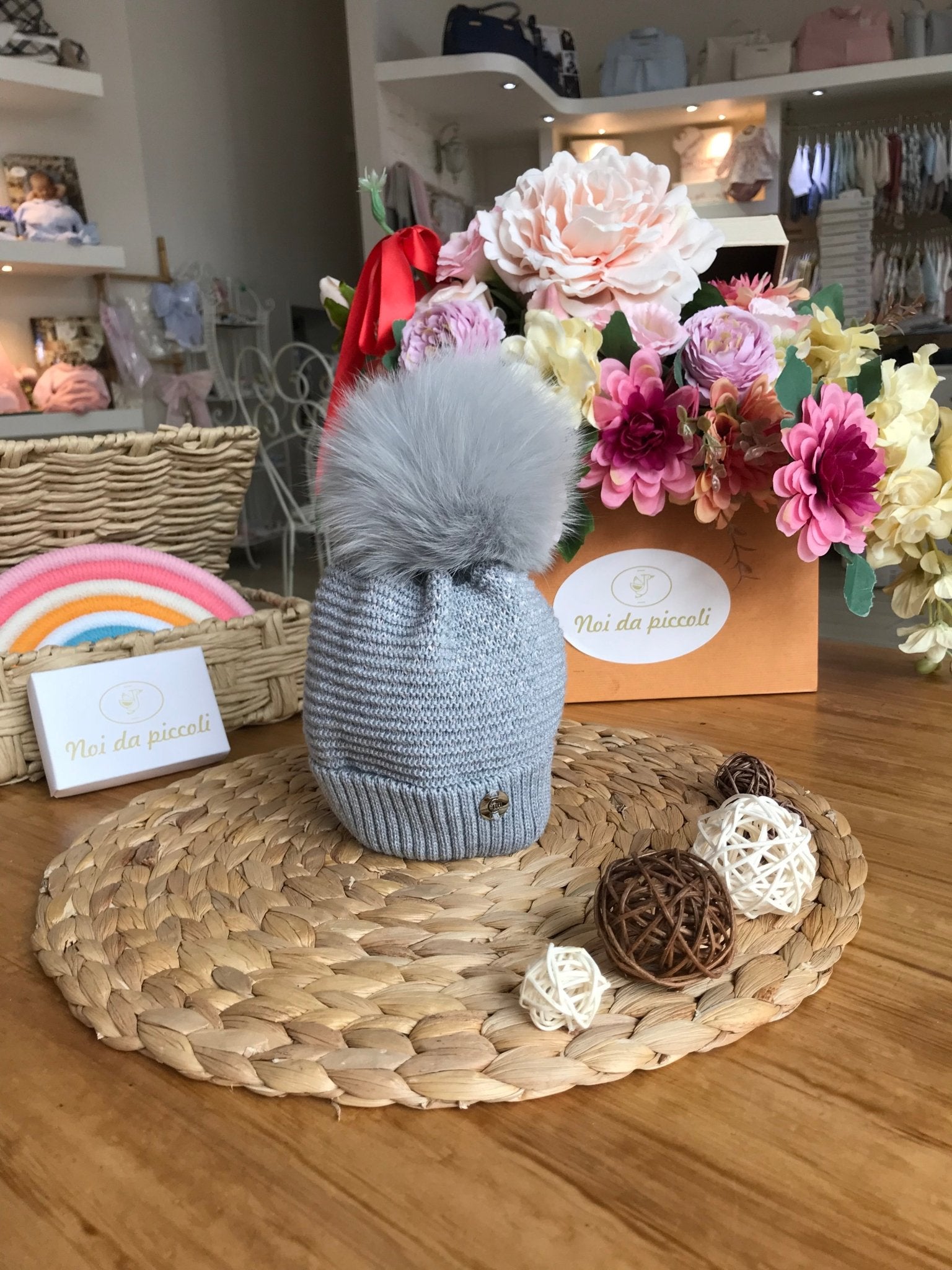 CAPPELLINO GRIGIO CON PON POM GRIGIO - Noi da piccoli