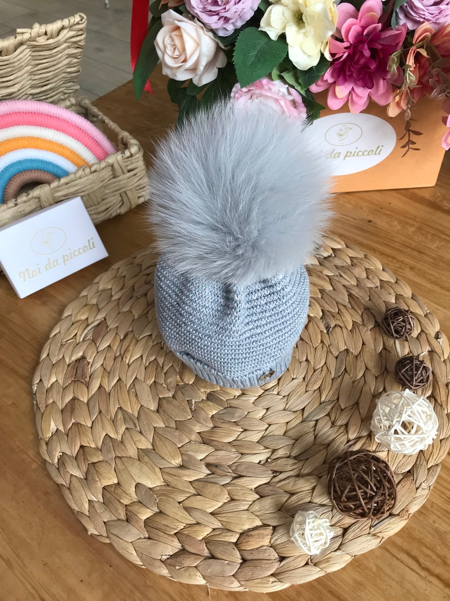 CAPPELLINO GRIGIO CON PON POM GRIGIO - Noi da piccoli
