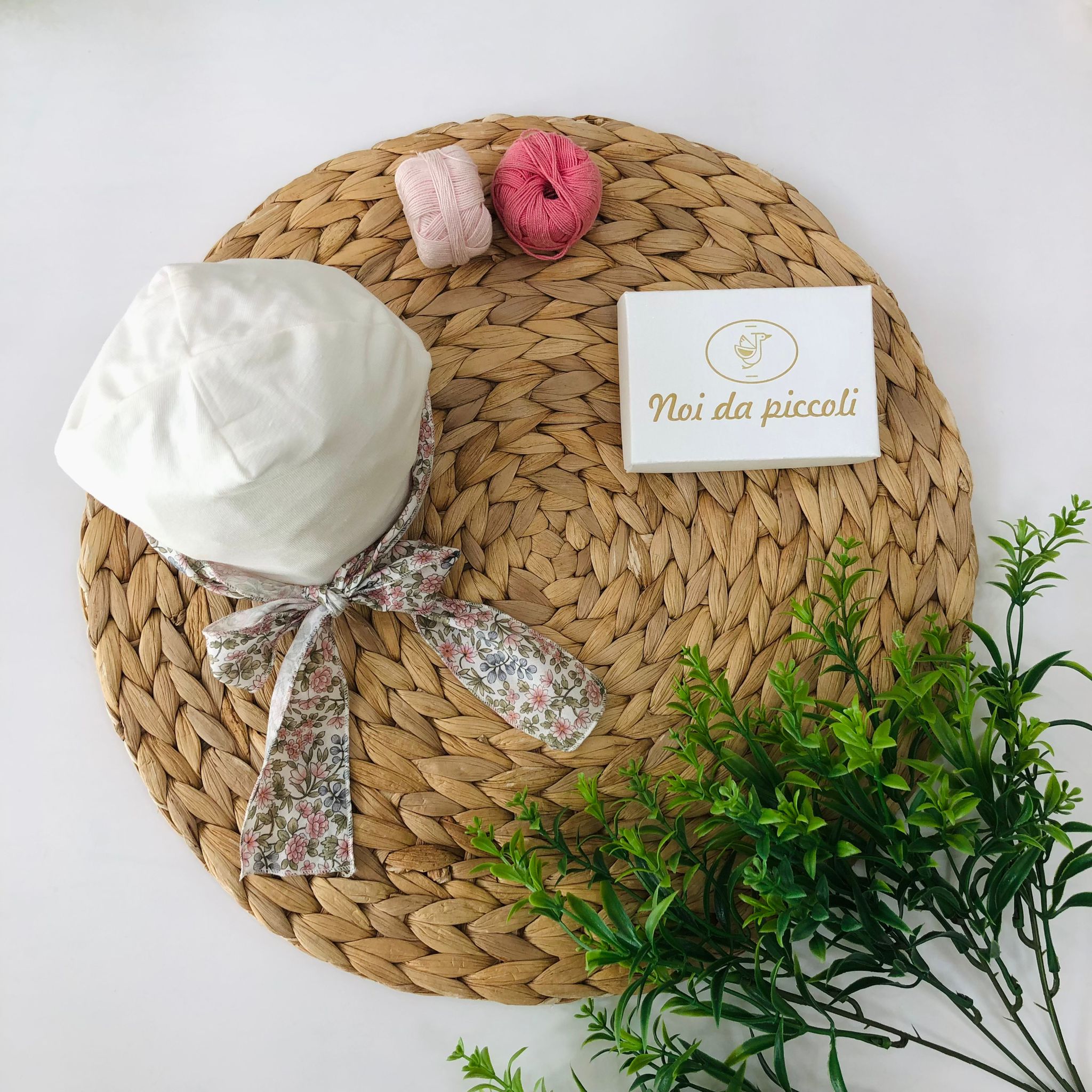 CAPPELLINO IN COTONE BIANCO E ROSA ANTICO CON FIORELLINI - Noi da piccoli