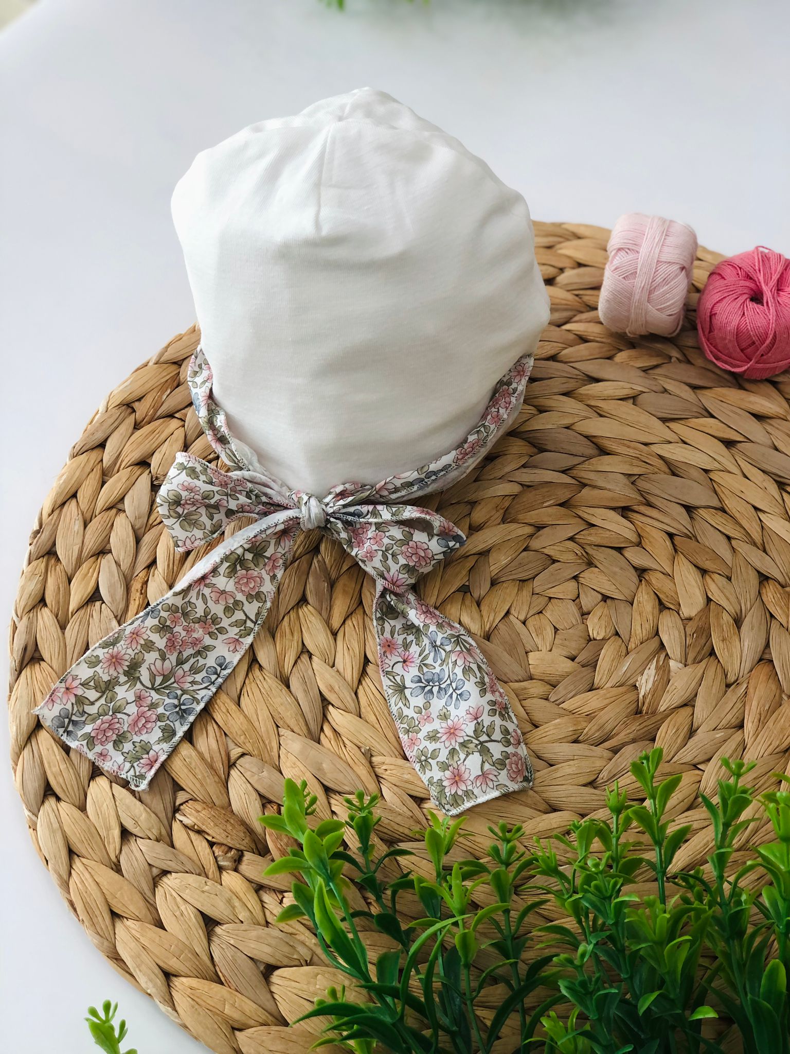 CAPPELLINO IN COTONE BIANCO E ROSA ANTICO CON FIORELLINI - Noi da piccoli