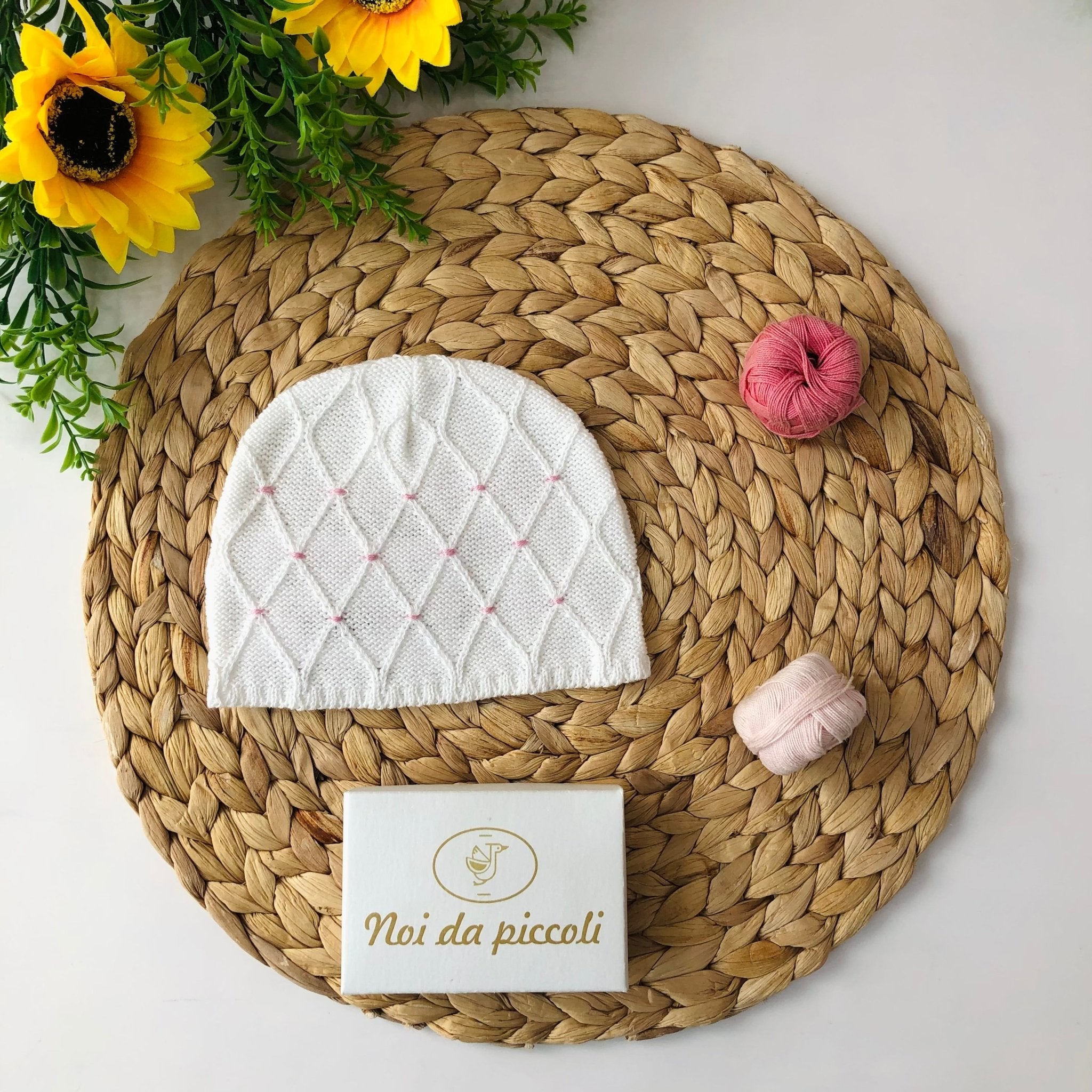 CAPPELLINO IN FILO RICAMO POIS ROSA - Noi da piccoli