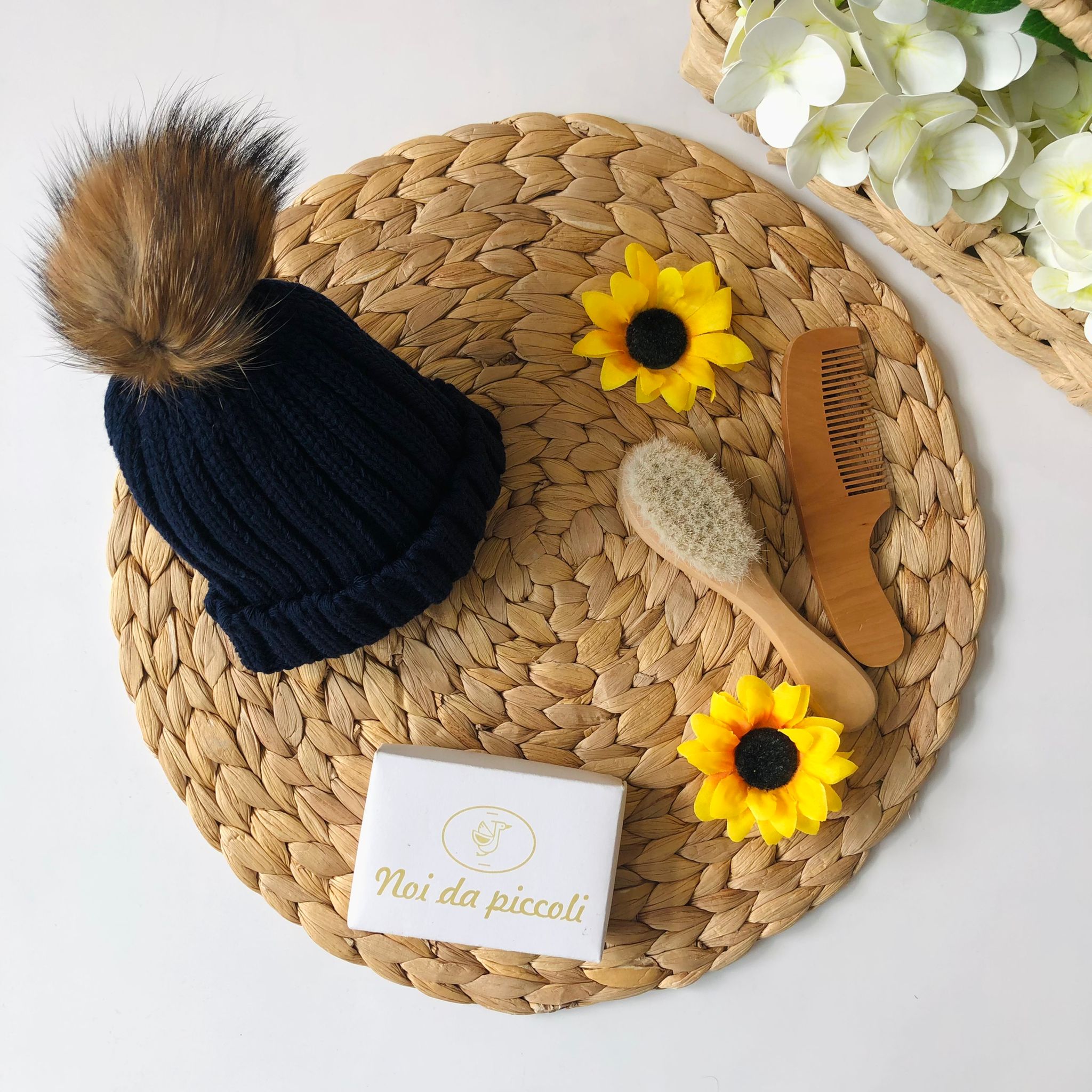 CAPPELLINO IN MAGLIA CON PONPON ECOLOGICO BLU NOTTE - Noi da piccoli