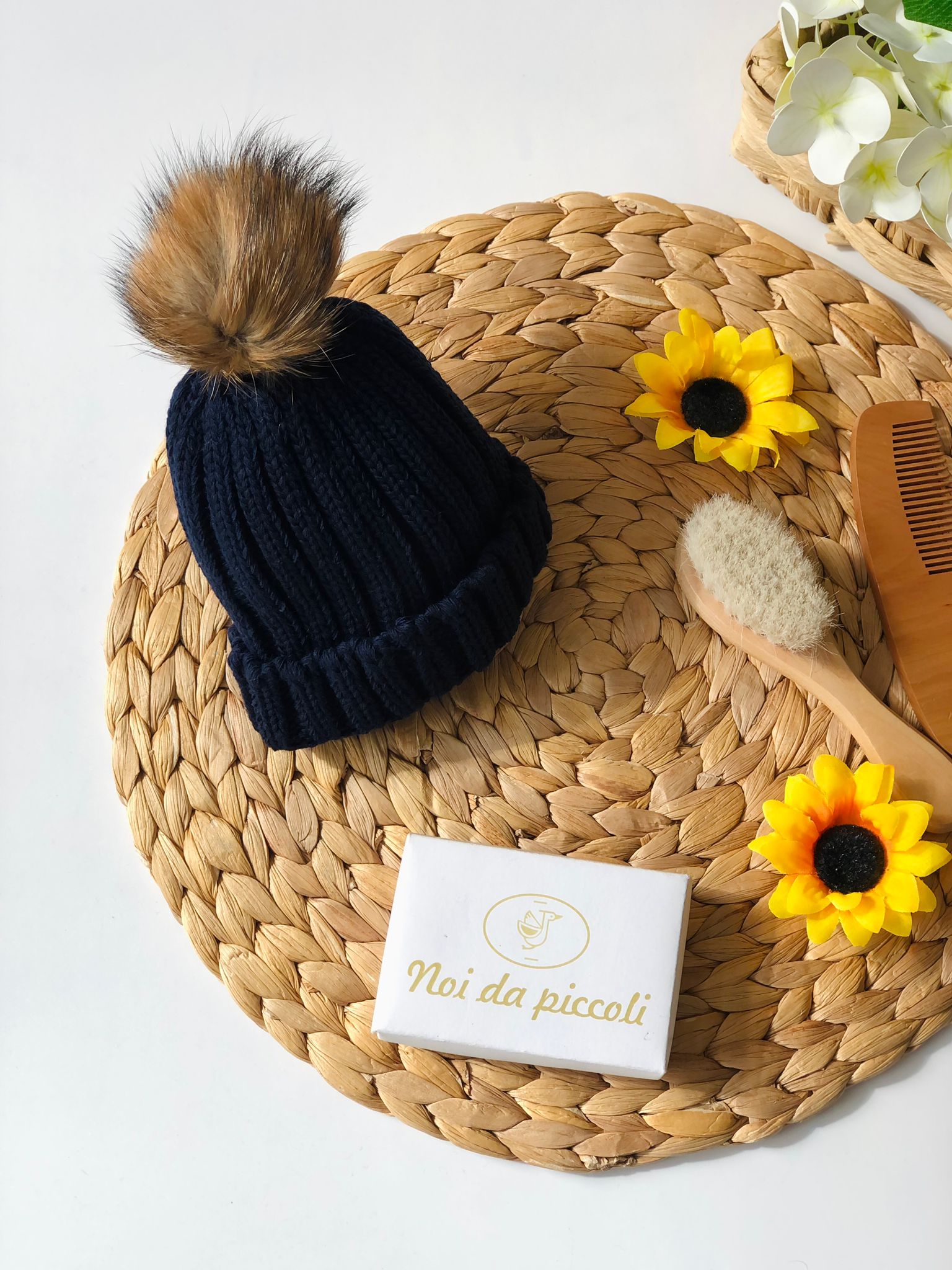 CAPPELLINO IN MAGLIA CON PONPON ECOLOGICO BLU NOTTE - Noi da piccoli