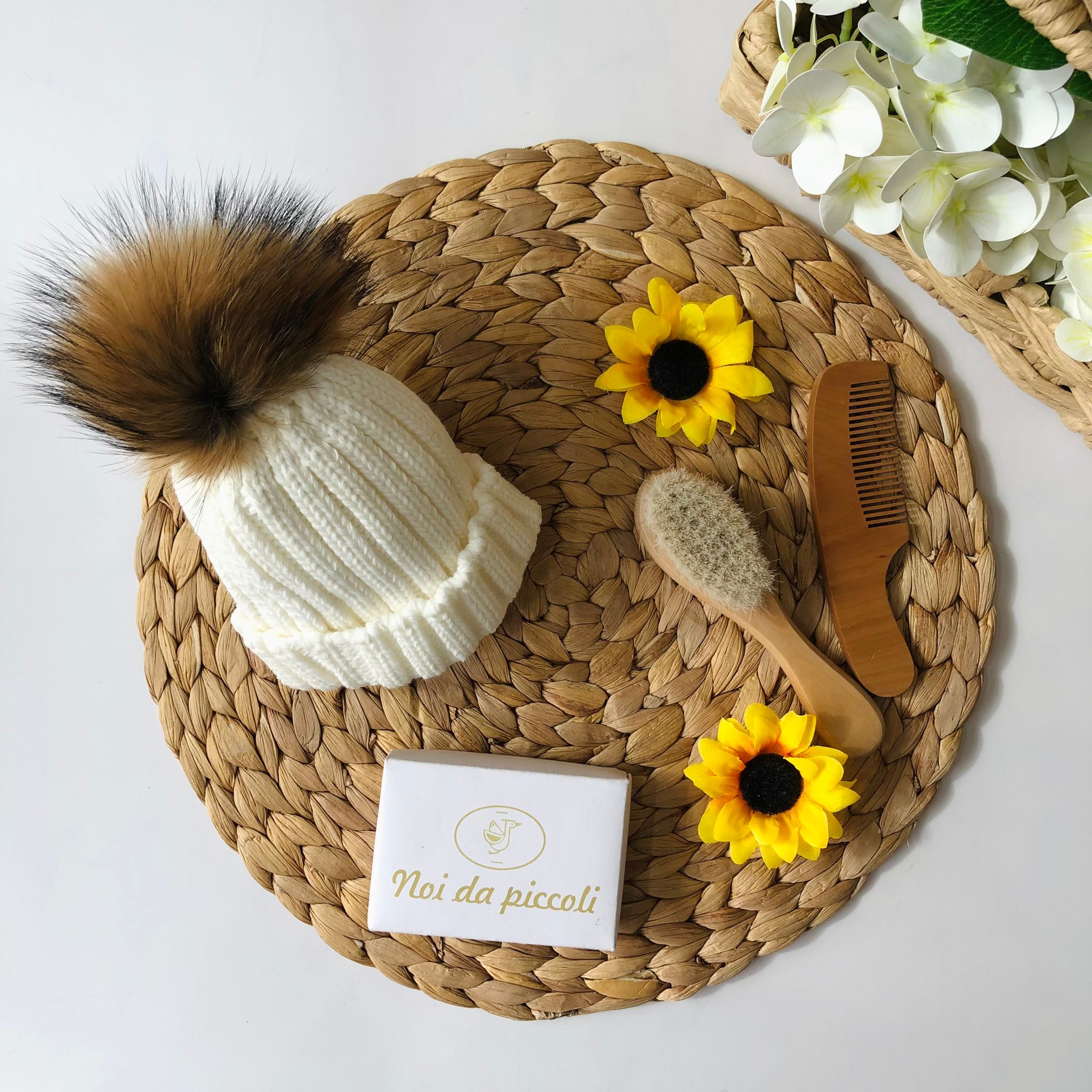 CAPPELLINO IN MAGLIA CON PONPON ECOLOGICO PANNA - Noi da piccoli