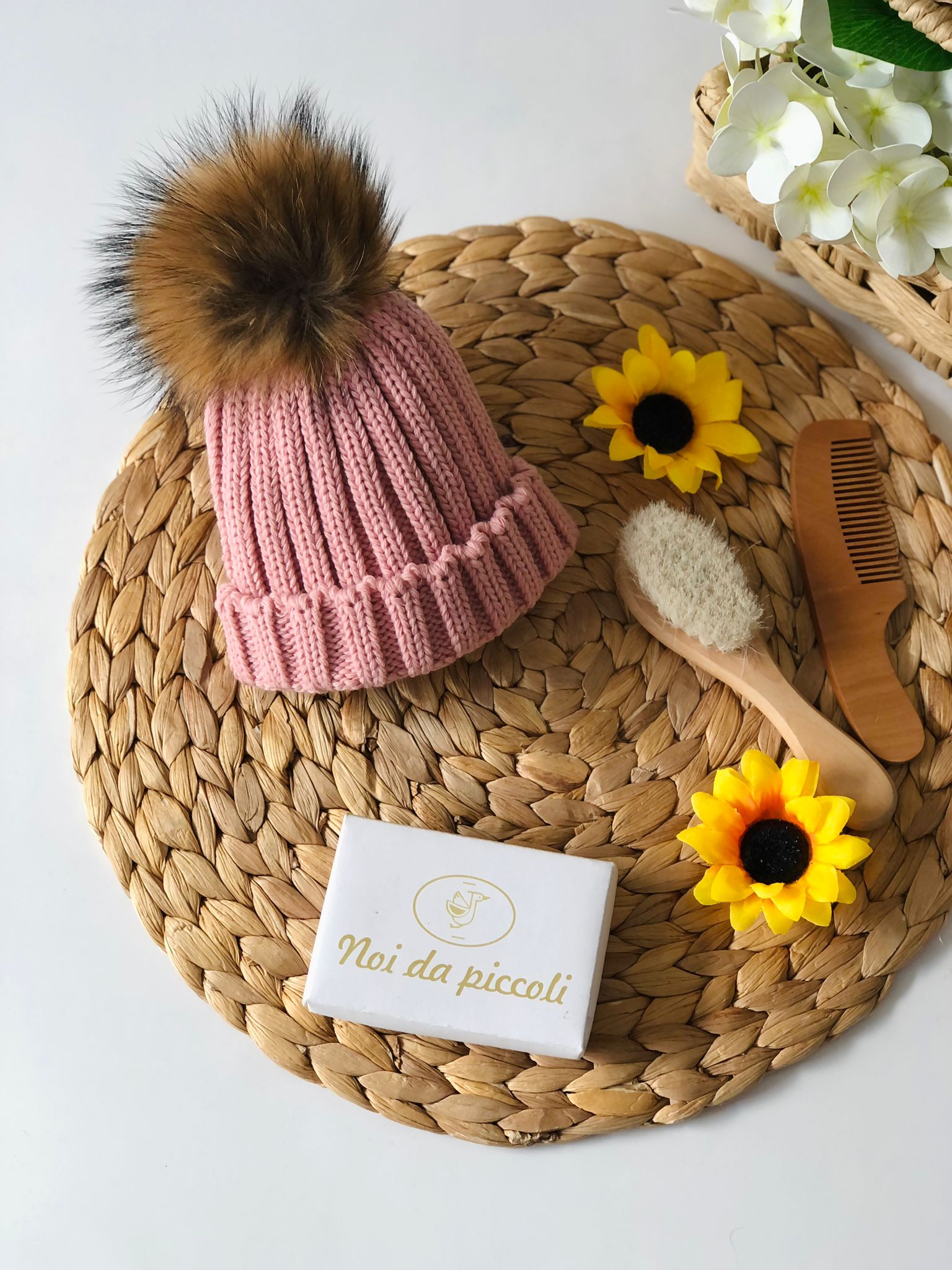 CAPPELLINO IN MAGLIA CON PONPON ECOLOGICO ROSA ANTICO - Noi da piccoli