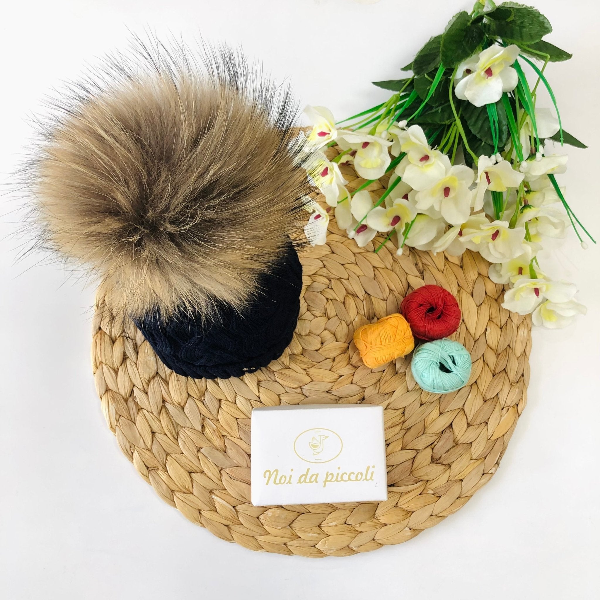 CAPPELLINO INTRECCIO LANA E VOLPE BLU PON POM NATURALE - Noi da piccoli