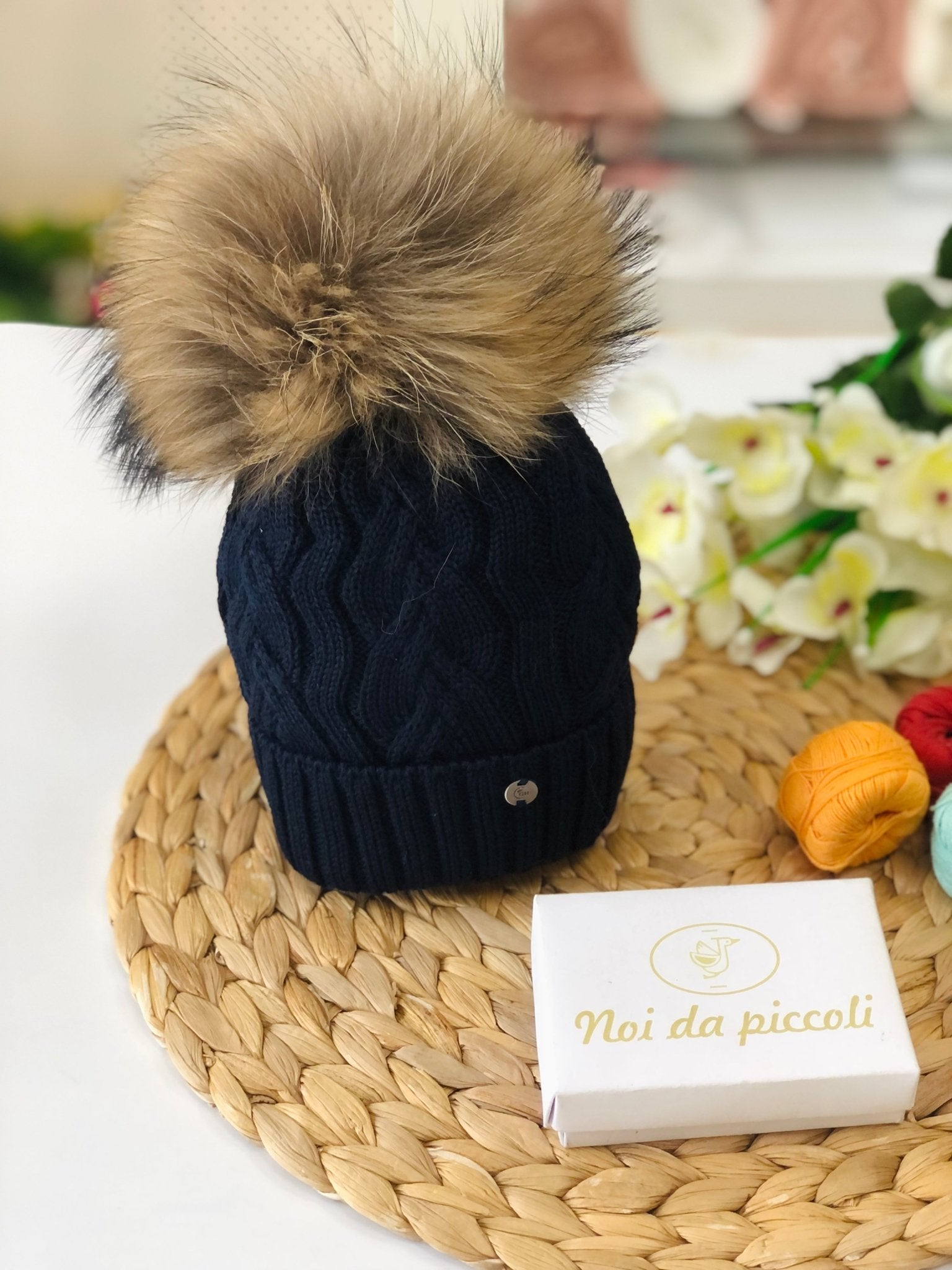 CAPPELLINO INTRECCIO LANA E VOLPE BLU PON POM NATURALE - Noi da piccoli