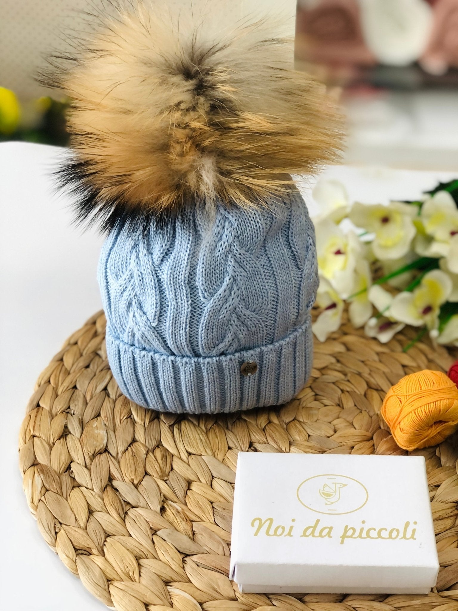 CAPPELLINO INTRECCIO LANA E VOLPE CIELO PON POM NATURALE - Noi da piccoli