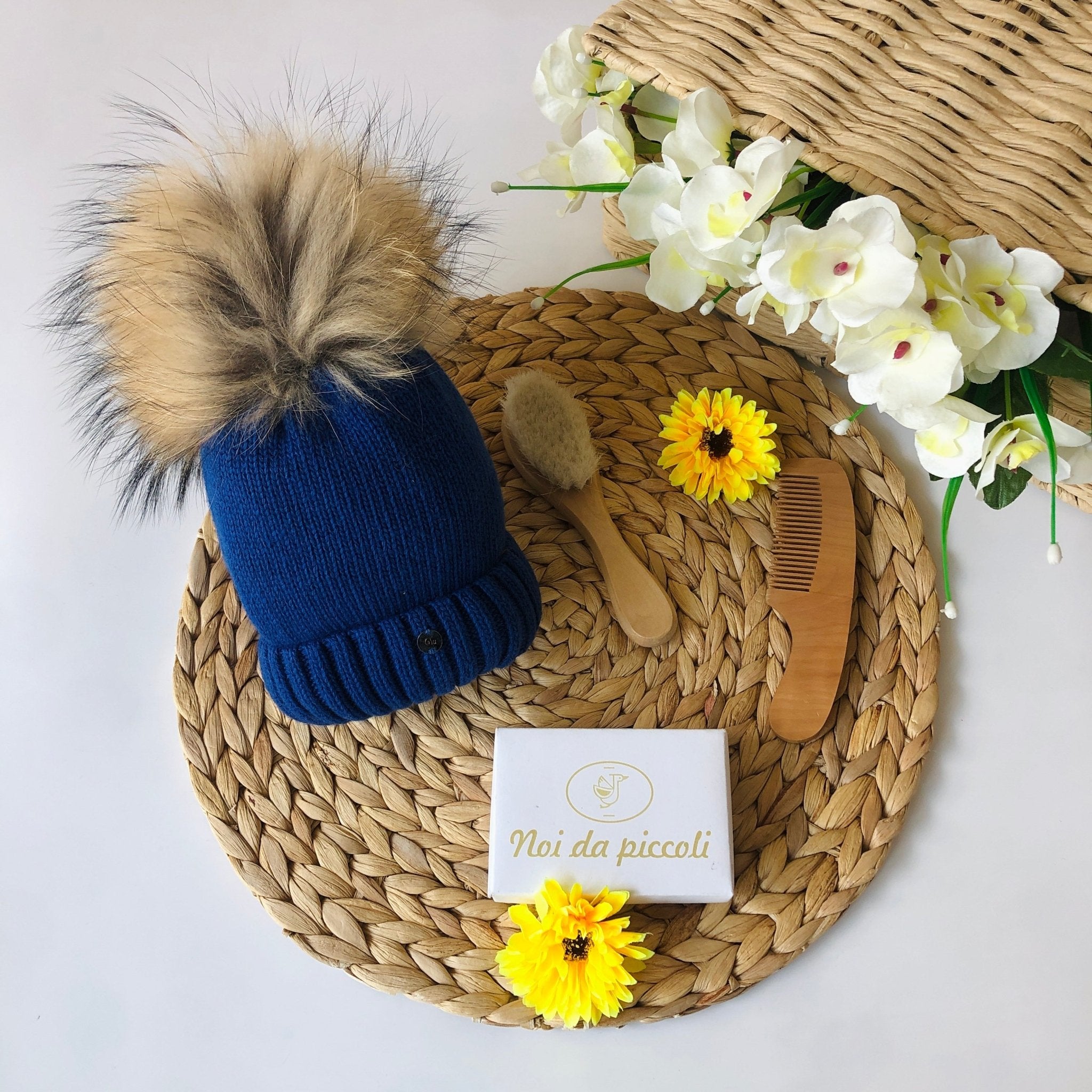 CAPPELLINO LANA E VOLPE BLU PON POM BEIGE - Noi da piccoli