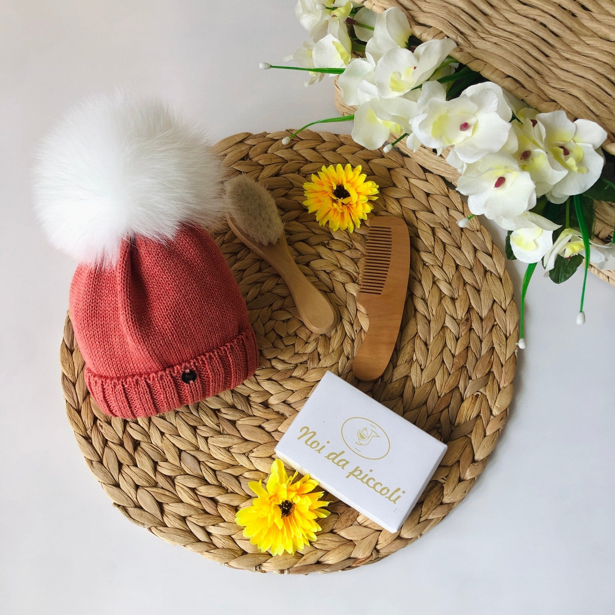 CAPPELLINO LANA E VOLPE SALMONE PON POM BIANCO - Noi da piccoli