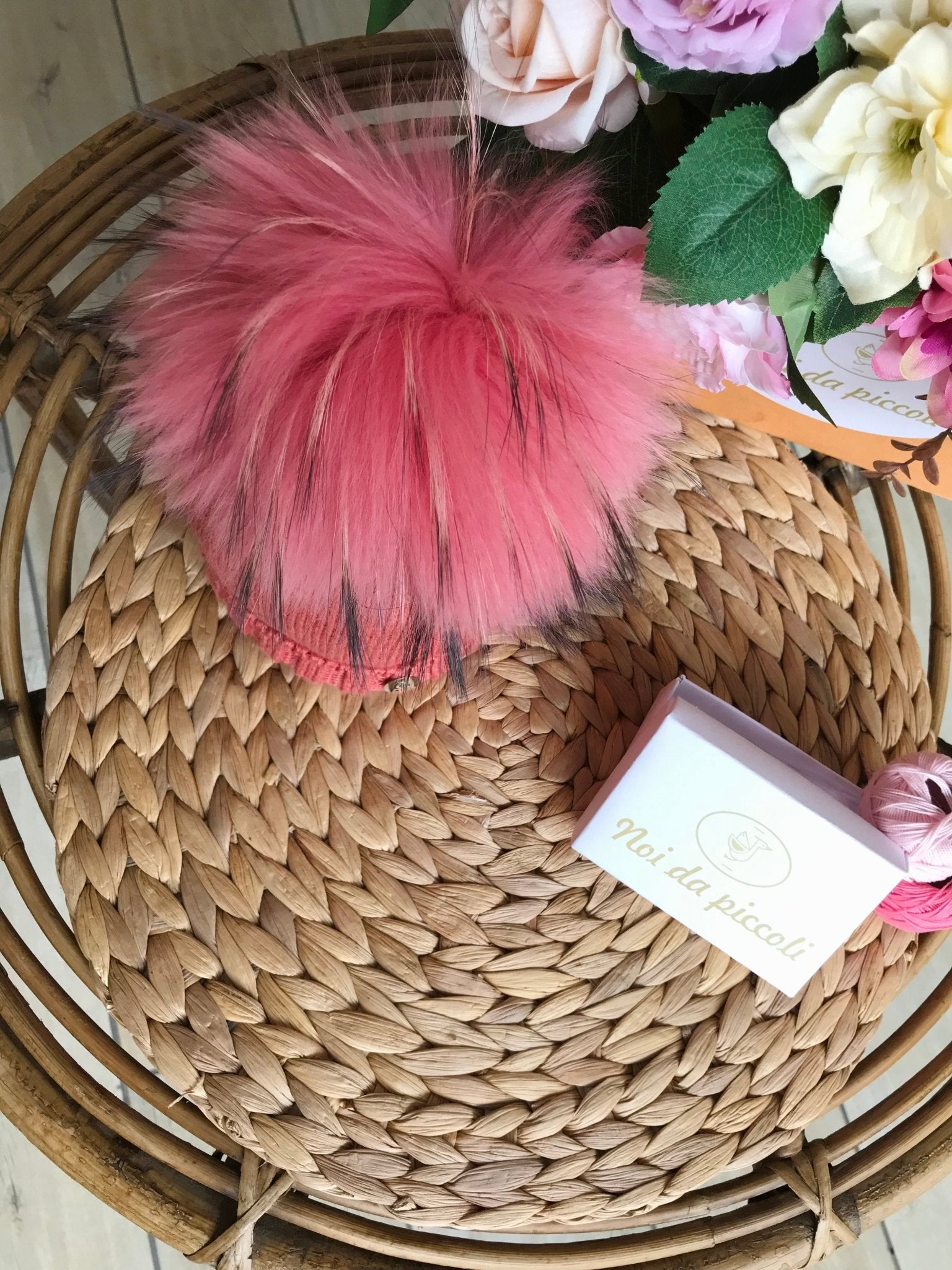 CAPPELLINO SALMONE IN LANA CON PON POM IN VOLPE SALMONE E BEIGE - Noi da piccoli