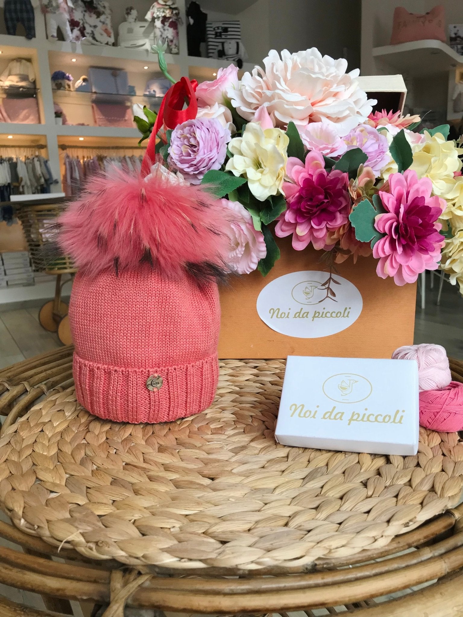 CAPPELLINO SALMONE IN LANA CON PON POM IN VOLPE SALMONE E BEIGE - Noi da piccoli